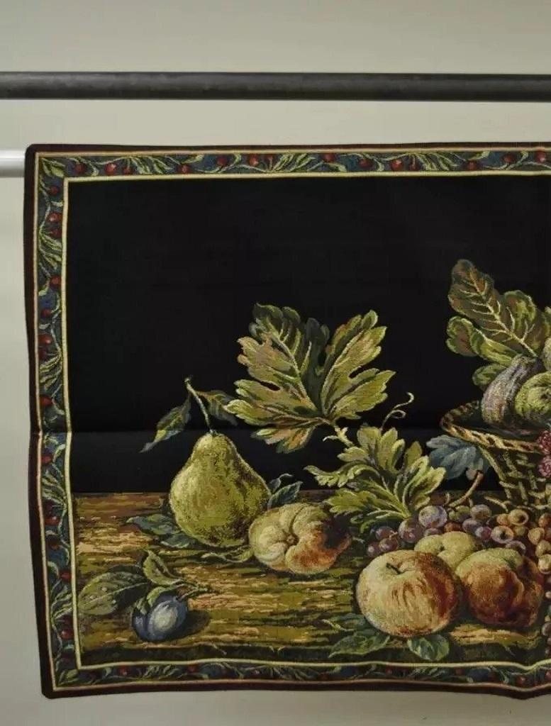 Tenture Tapisserie Aubusson Nature Morte Fruits Fond Noir. Circa 21ème siècle. Dimensions : 26