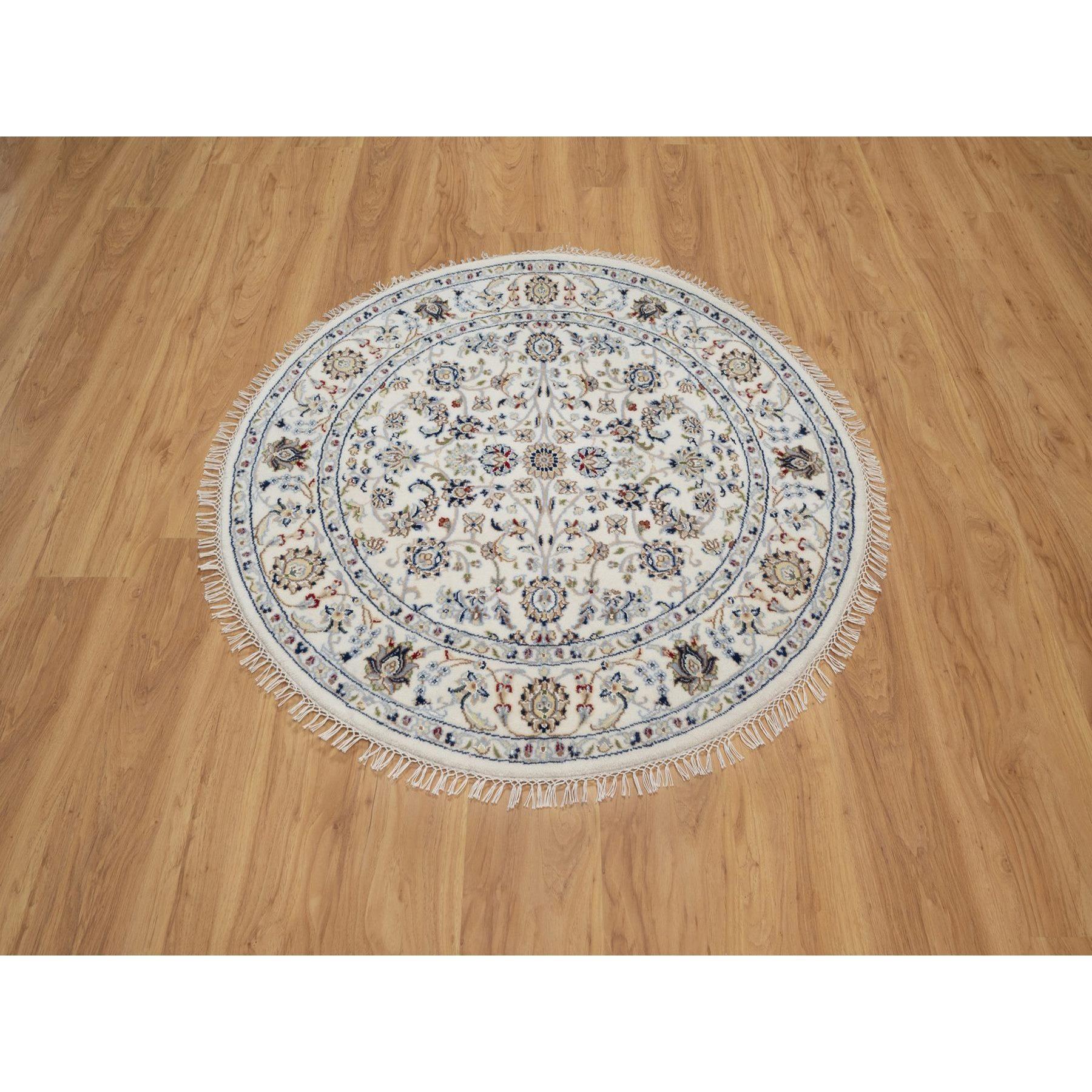 Vista White, Wolle und Seide, 250 KPSI, Nain mit All-Over-Design, handgeknüpft, weicher Flor, rund, Orientteppich<br /><br />Primäre MATERIALIEN: Wolle & SeideLatex: NeinFlorhöhe: 0.25 InchesStil: TraditionellHauptfarbe: ElfenbeinSekundärfarben: