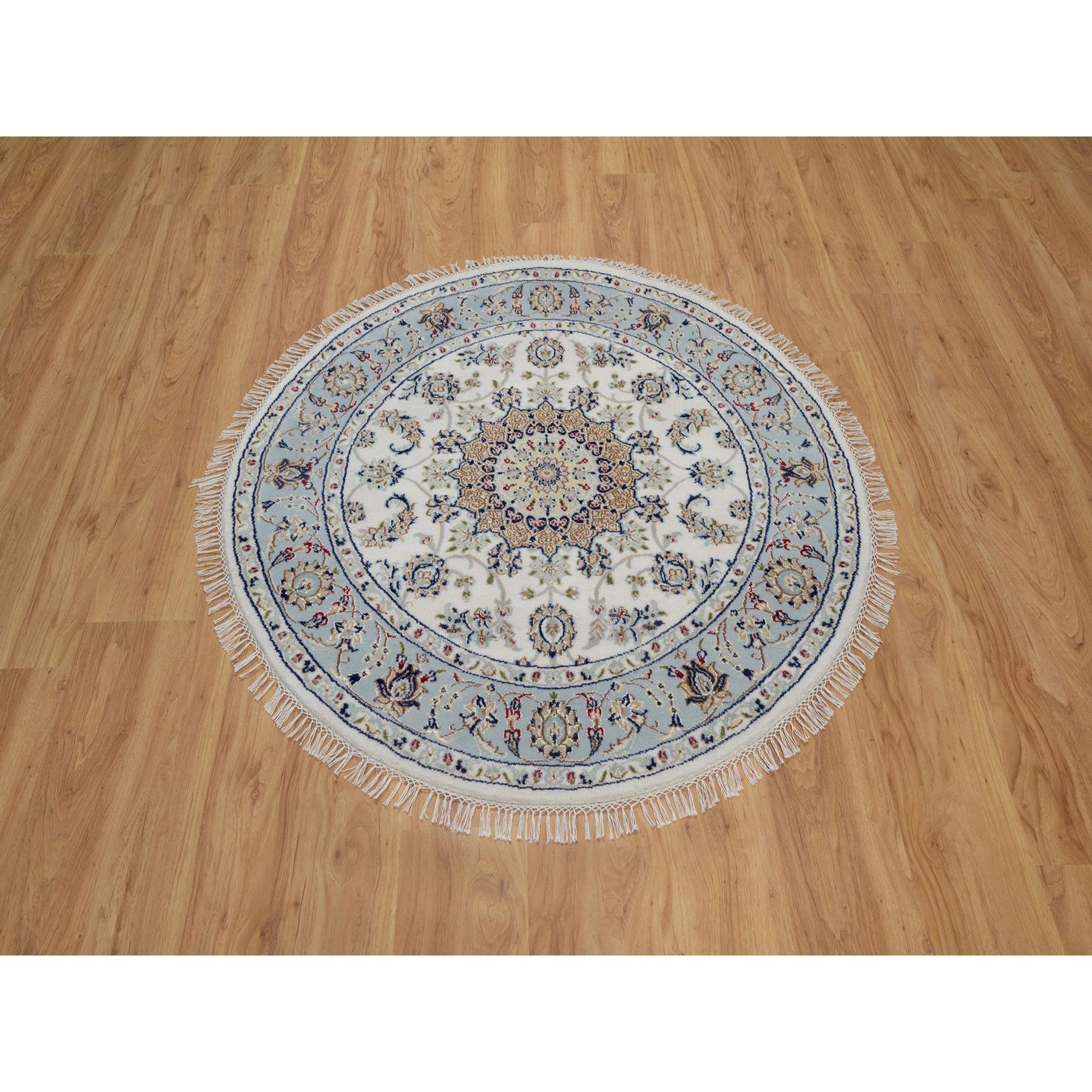 Salzweiß, 250 KPSI, Nain mit Blumenmedaillon-Design, weicher Flor, Wolle und Seide, handgeknüpft, rund, Orientteppich<br /><br />Primäre MATERIALIEN: Wolle & SeideLatex: NeinFlorhöhe: 0.25 InchesStil: TraditionellHauptfarbe: ElfenbeinSekundärfarben: