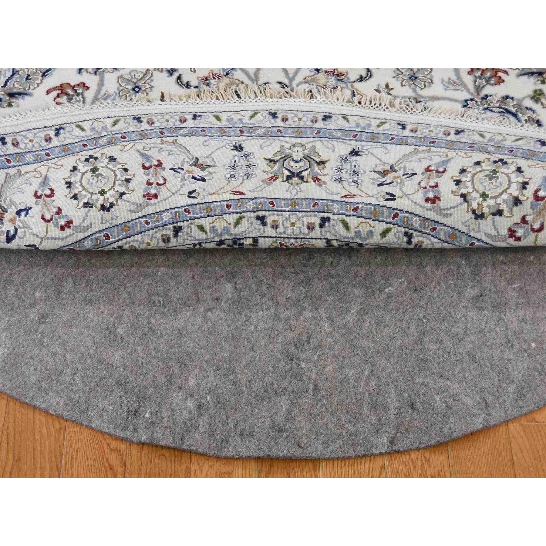 Si tratta di un autentico esemplare unico di Tappeto rotondo orientale annodato a mano Nain in lana e seta 250 Kpsi All Over Design. È stato annodato per mesi e mesi con tecniche di tessitura secolari da esperti artigiani.
Materiali primari: Lana e