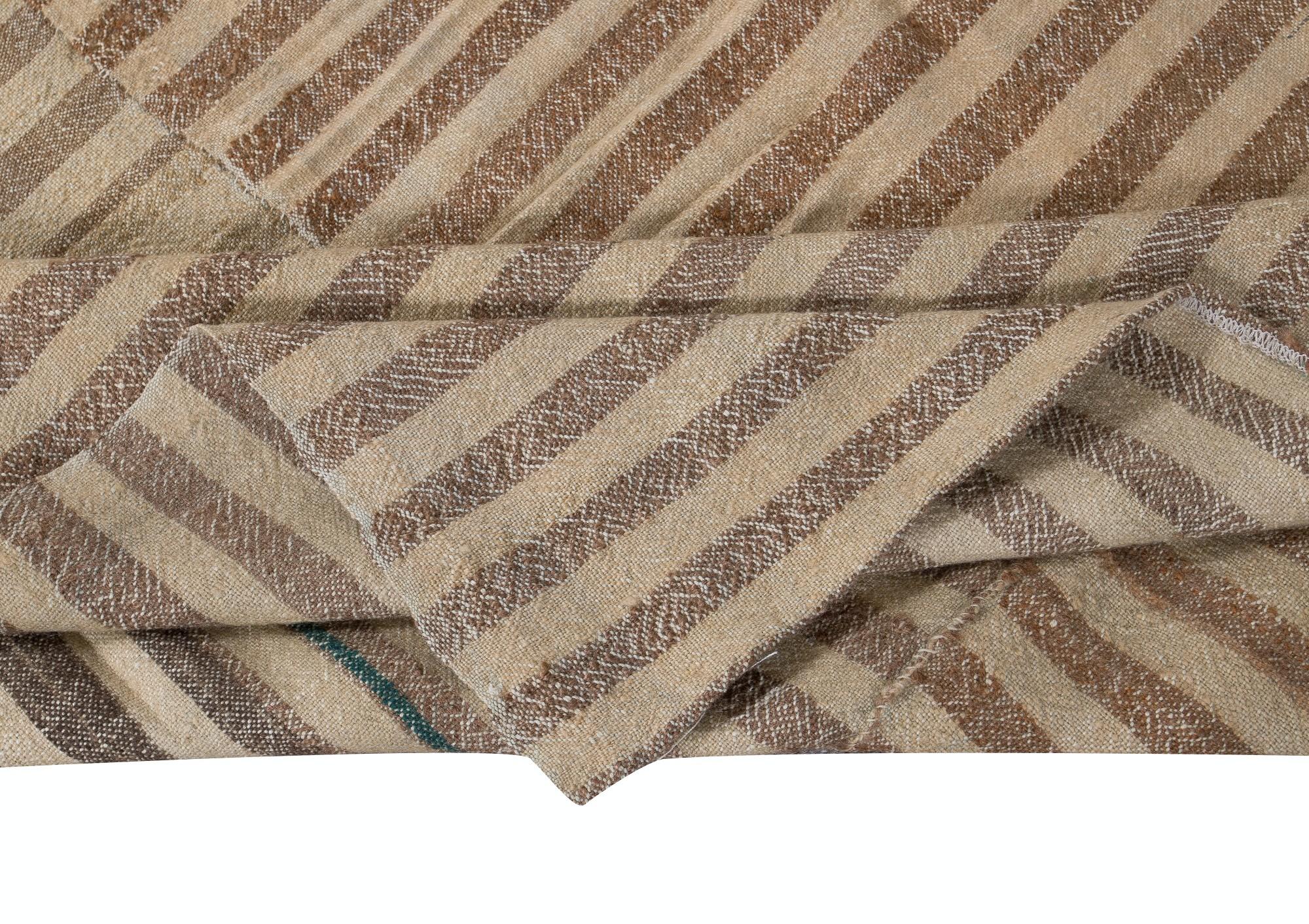 Embárcate en un viaje a través de la tradición turca con esta exquisita alfombra kilim vintage de lana turca tejida a mano, testimonio de la perdurable artesanía de los artesanos de Anatolia. Tejida con meticuloso cuidado y atención al detalle, esta
