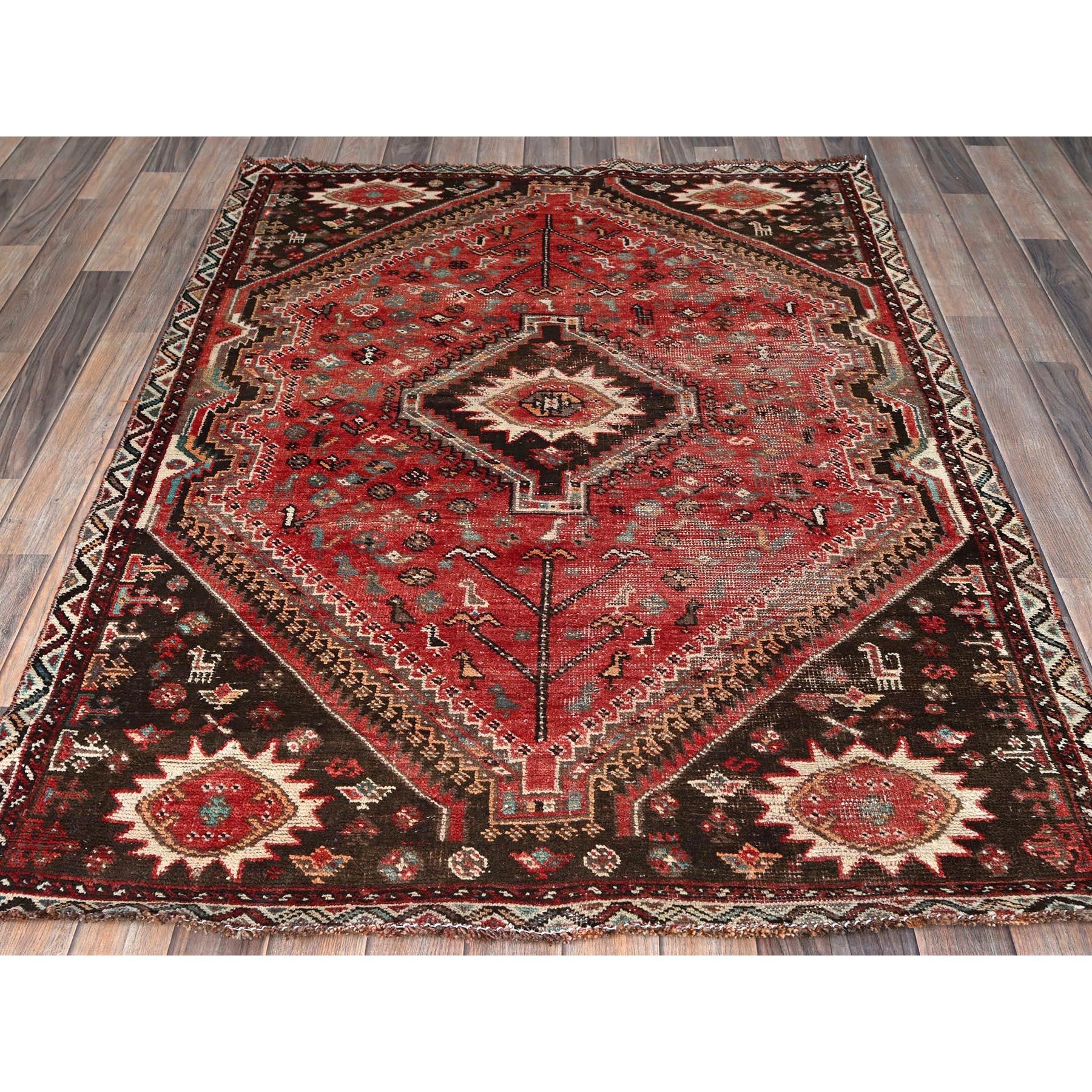 Rojo Carmesí, Persa Vintage Shiraz con Figuritas de Animales, Diseño de Medallón Geométrico, Rasurado, Pelo Cero, Laterales y Extremos Asegurados Profesionalmente, Limpia, Anudada a Mano, 100% Lana, Alfombra Oriental
Materiales primarios: