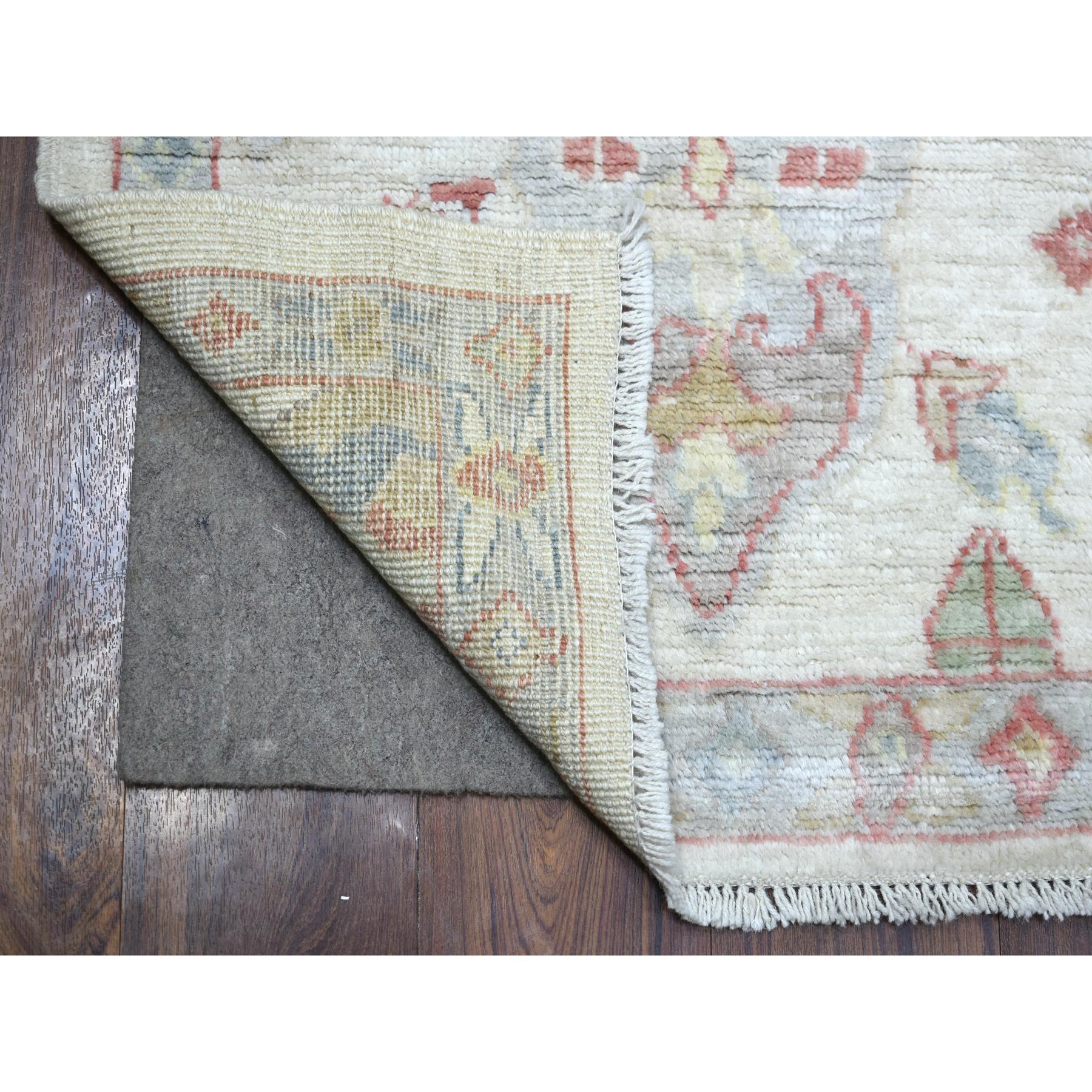 Il s'agit d'un véritable tapis afghan noué à la main en Angora Oushak ivoire à motifs multiples. Il a été noué pendant des mois et des mois selon des techniques de tissage séculaires par des artisans experts.
Matières premières : Laine
Latex : Pas