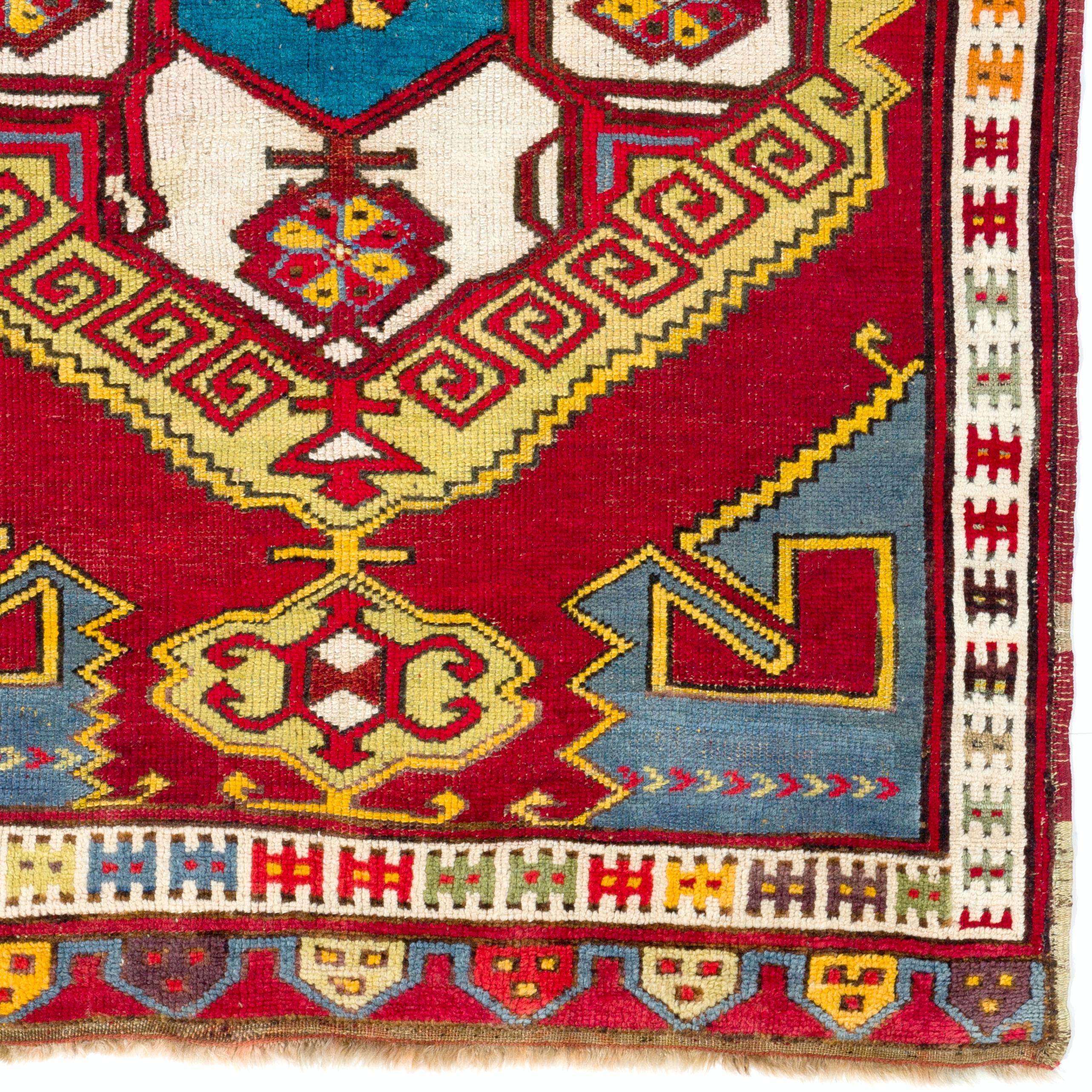 Ein antiker türkischer Teppich. Fein handgeknüpft mit gleichmäßigem, mittelhohem Wollflor auf Wollbasis. 

Lassen Sie sich von der Faszination dieses antiken anatolischen Karapinar-Teppichs in die Vergangenheit entführen - ein Meisterwerk, das den