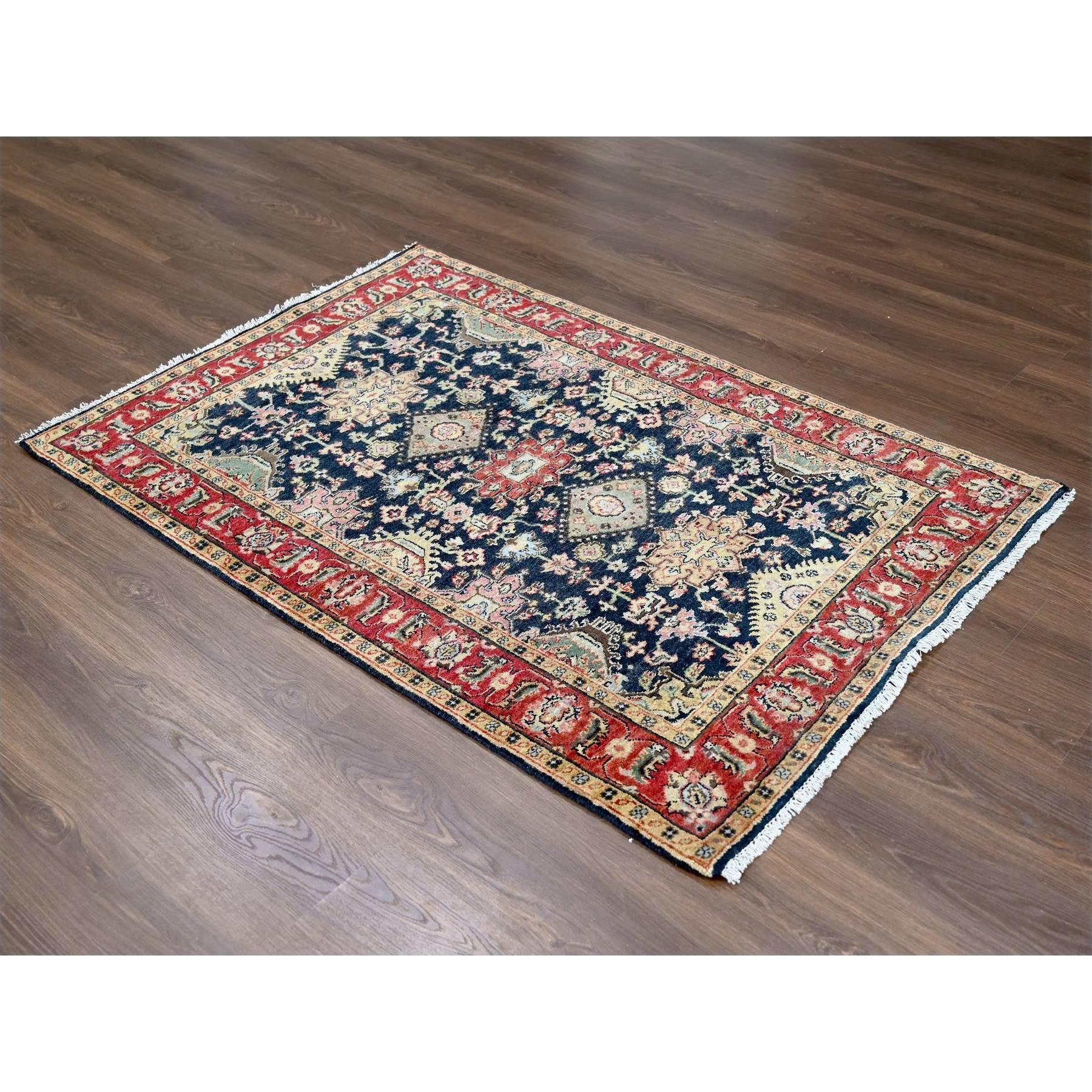 Se trata de una auténtica alfombra oriental, anudada a mano, de color negro y rojo, con tintes naturales y diseño Karajeh. Ha sido anudado durante meses y meses con técnicas artesanales de tejido centenarias por expertos artesanos
Materiales