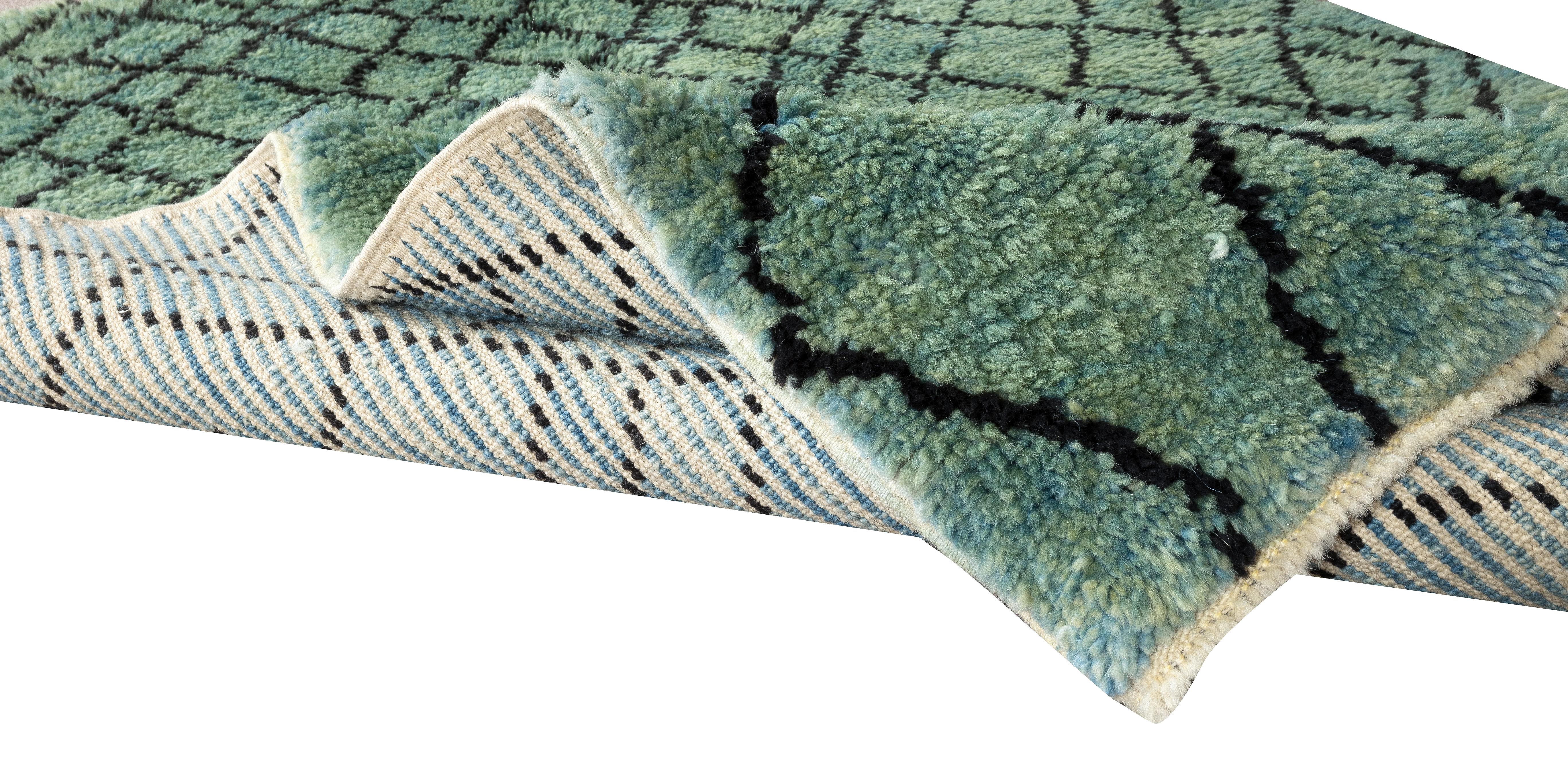 Handgefertigter marokkanischer Teppich mit Diamant-Design, blauer Berberteppich, 4,2x6 Fuß, aus Wolle (Moderne) im Angebot