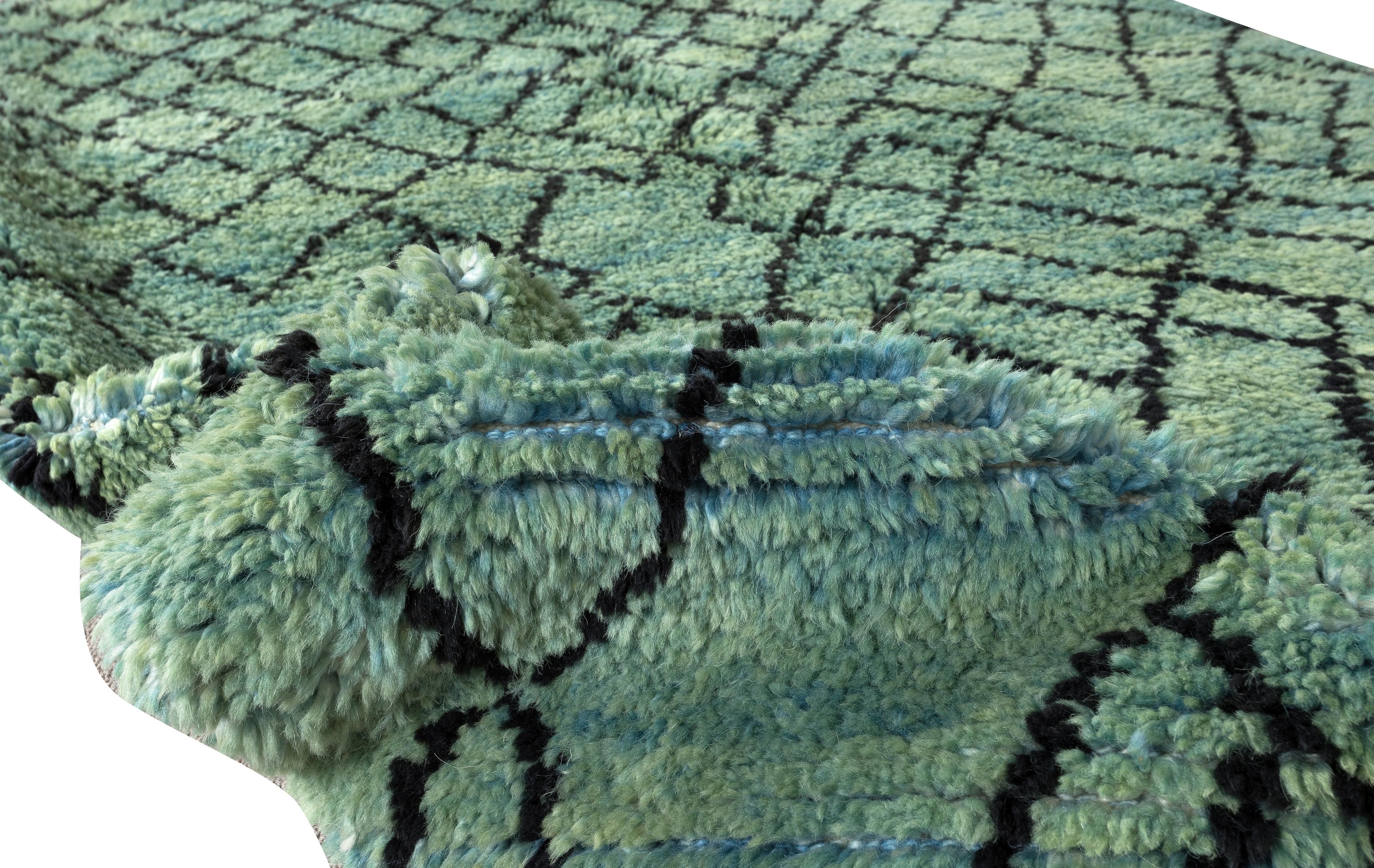 Handgefertigter marokkanischer Teppich mit Diamant-Design, blauer Berberteppich, 4,2x6 Fuß, aus Wolle (Marokkanisch) im Angebot