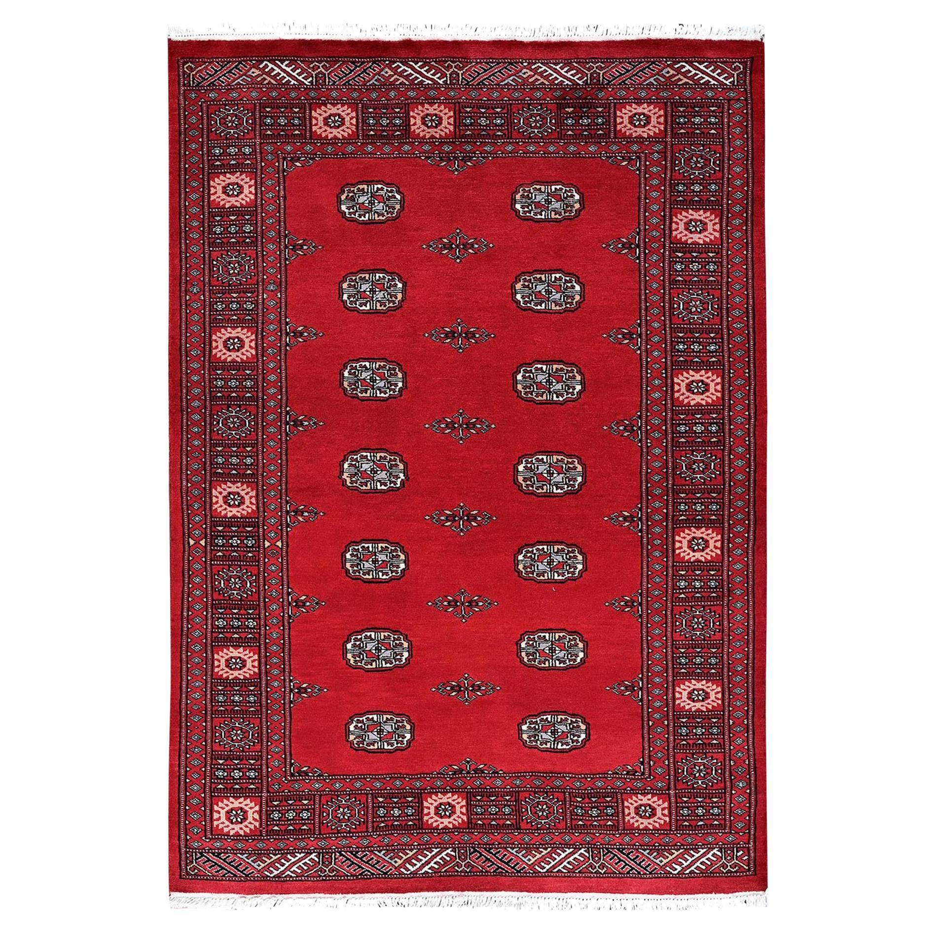 4
2 "x6
 Tapis en laine nouée à la main Princess Bokara rouge avec médaillons géométriques
