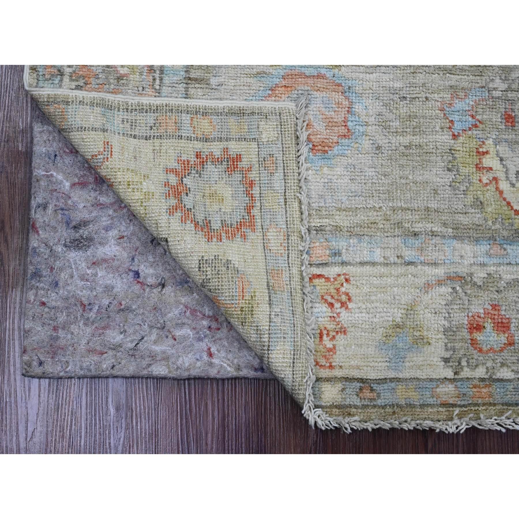 Vert artichaut, noué à la main, Afghan Angora Oushak avec motif de feuilles colorées, teintures végétales, 100% laine, tapis d'Orient
Matières premières : Laine
Latex : Pas de poils 
hauteur : 0,25 pouces
Style : Transitionnel
Couleur primaire :