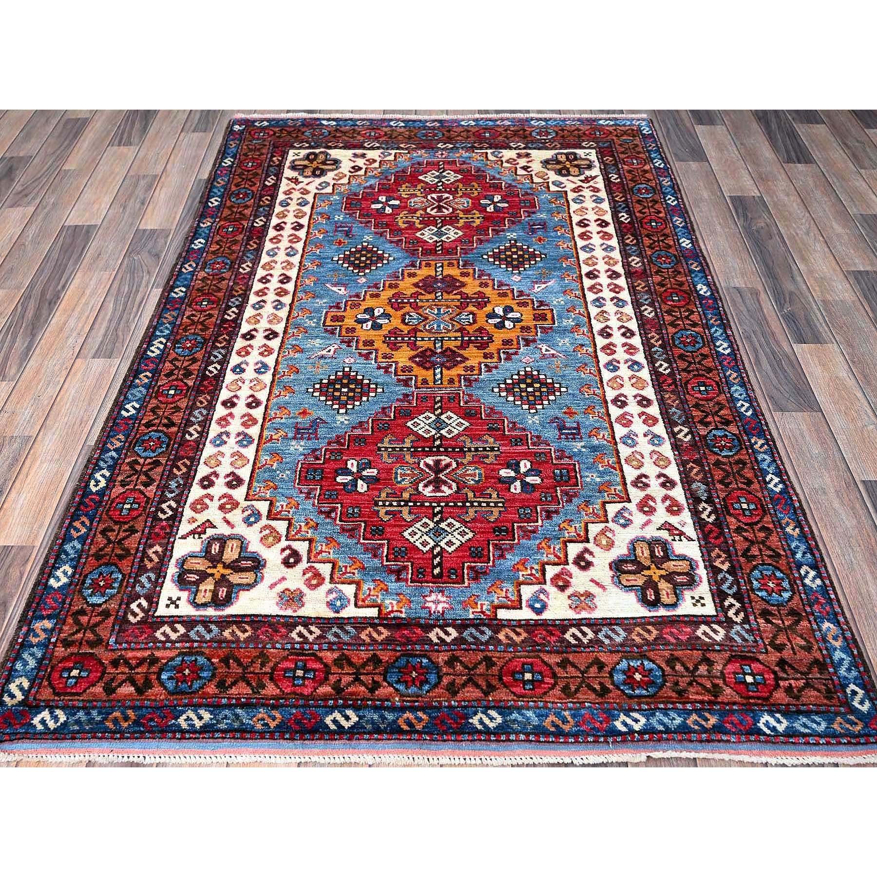 Maya Blau, Afghanischer Ersari mit türkischem Knoten, Kaukasisches Design Revival, Pflanzenfarben, Dicht gewebt, Handgeknüpft, Weiche Wolle, Orientteppich
Primäre MATERIALIEN: Wolle
Latex: Kein Flor  
Höhe: 0,25 Zoll
Stil: Traditionell
Grundfarbe: