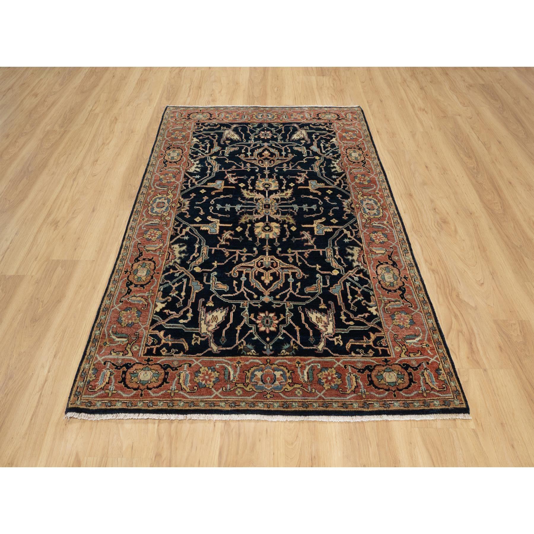Se trata de un auténtico y único nudo hecho a mano  Antiqued Fine Heriz Re-Creation, Alfombra oriental de lana orgánica. Ha sido anudado durante meses y meses con técnicas artesanales de tejido centenarias por expertos artesanos 
Materiales
