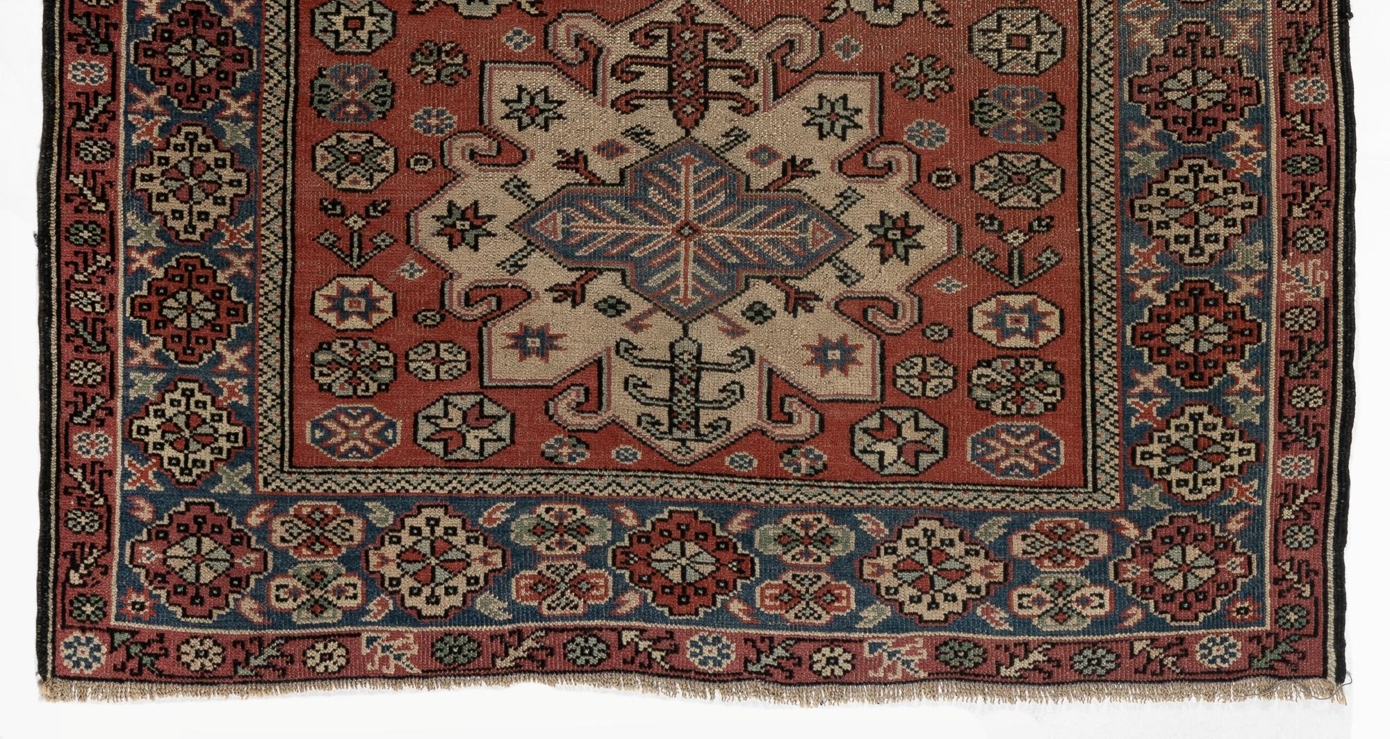 Turc 4x6.4 ft Traditional Vintage Hand Knotted Anatolian Village Rug with Medallions (tapis de village anatolien traditionnel noué à la main avec des médaillons) en vente