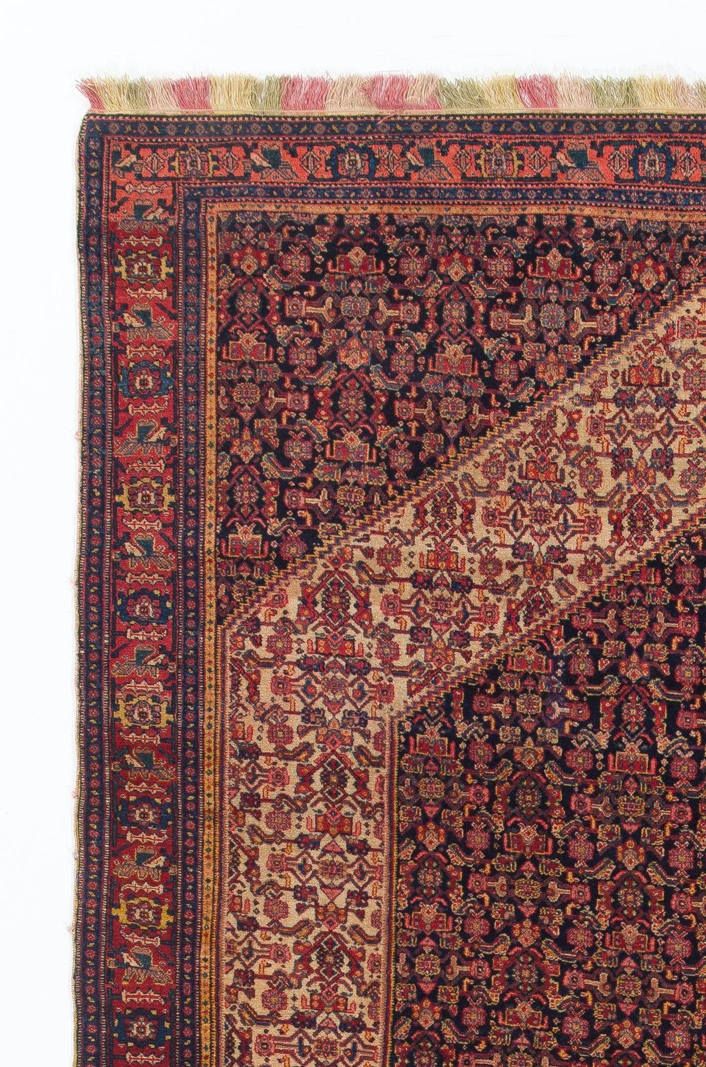 Feiner antiker persischer Senneh-Teppich mit bunten Seidenketten und -schüssen. Sehr guter Zustand. Robust und so sauber wie ein nagelneuer Teppich (professionell tiefgewaschen). Größe: 4,3 x 6,8 ft.