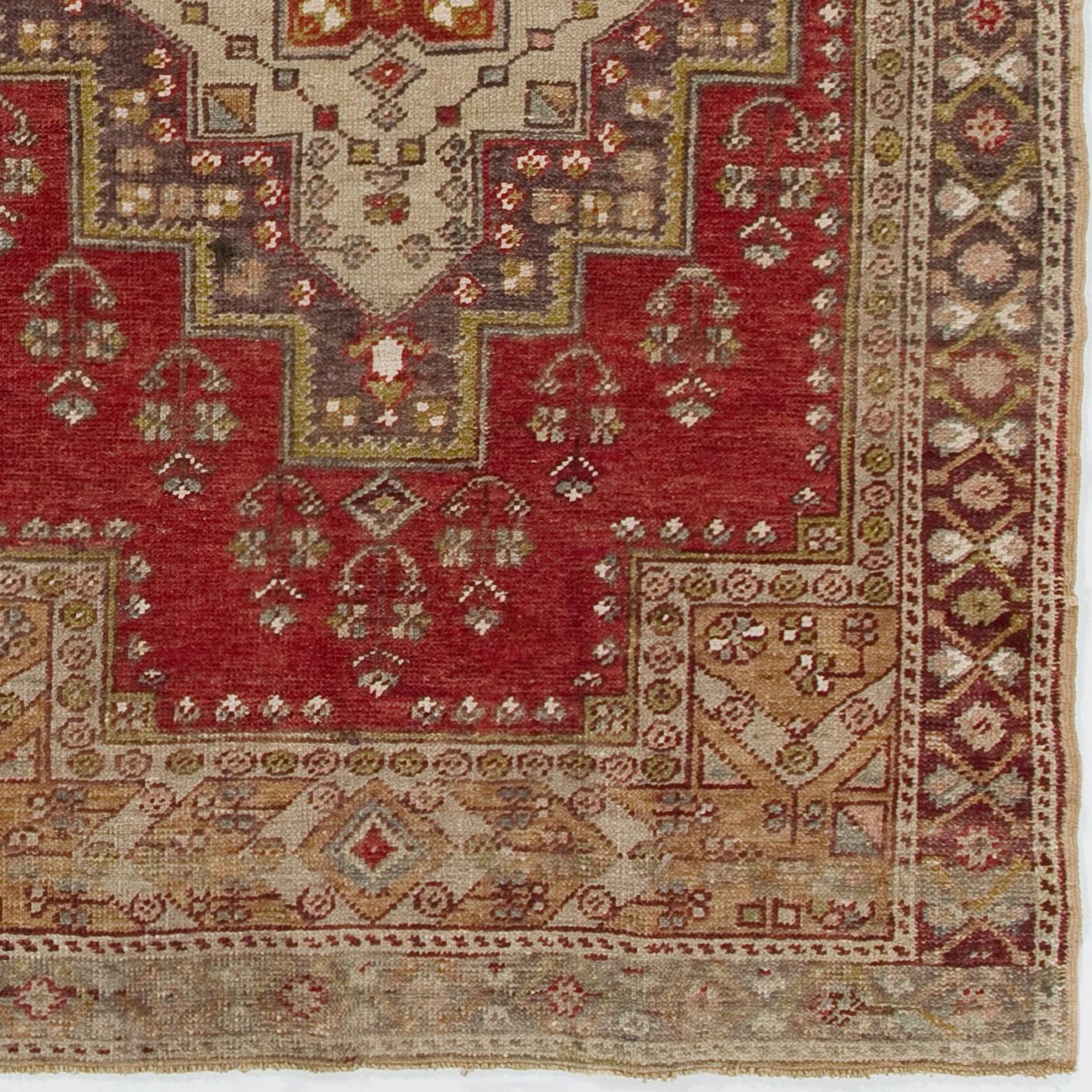 Handgefertigter Stammes-Teppich mit Medaillon-Design, 100% Wolle, 4.2x6,5 Ft, Mitte des Jahrhunderts (Türkisch) im Angebot