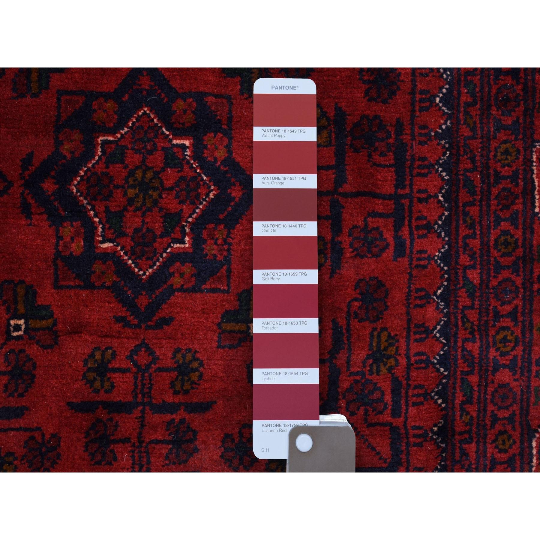 Medievale Tappeto afghano Khamyab in lana annodato a mano di colore rosso intenso e saturo 4'2 