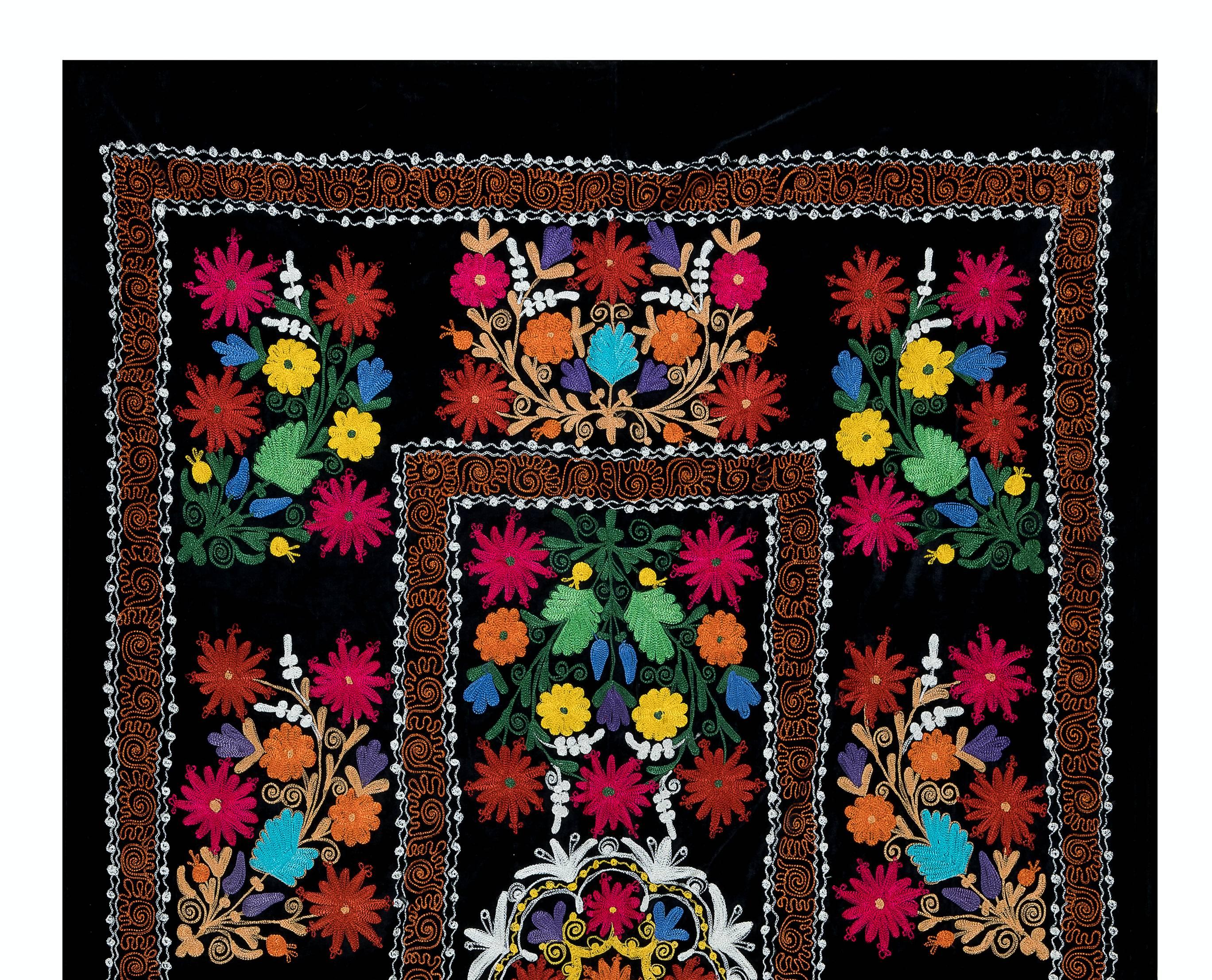 Suzani, terme d'Asie centrale désignant un type spécifique de travaux d'aiguille, est également le nom général des pièces textiles décoratives extrêmement populaires qui présentent ces travaux d'aiguille dans des couleurs vives, avec des motifs