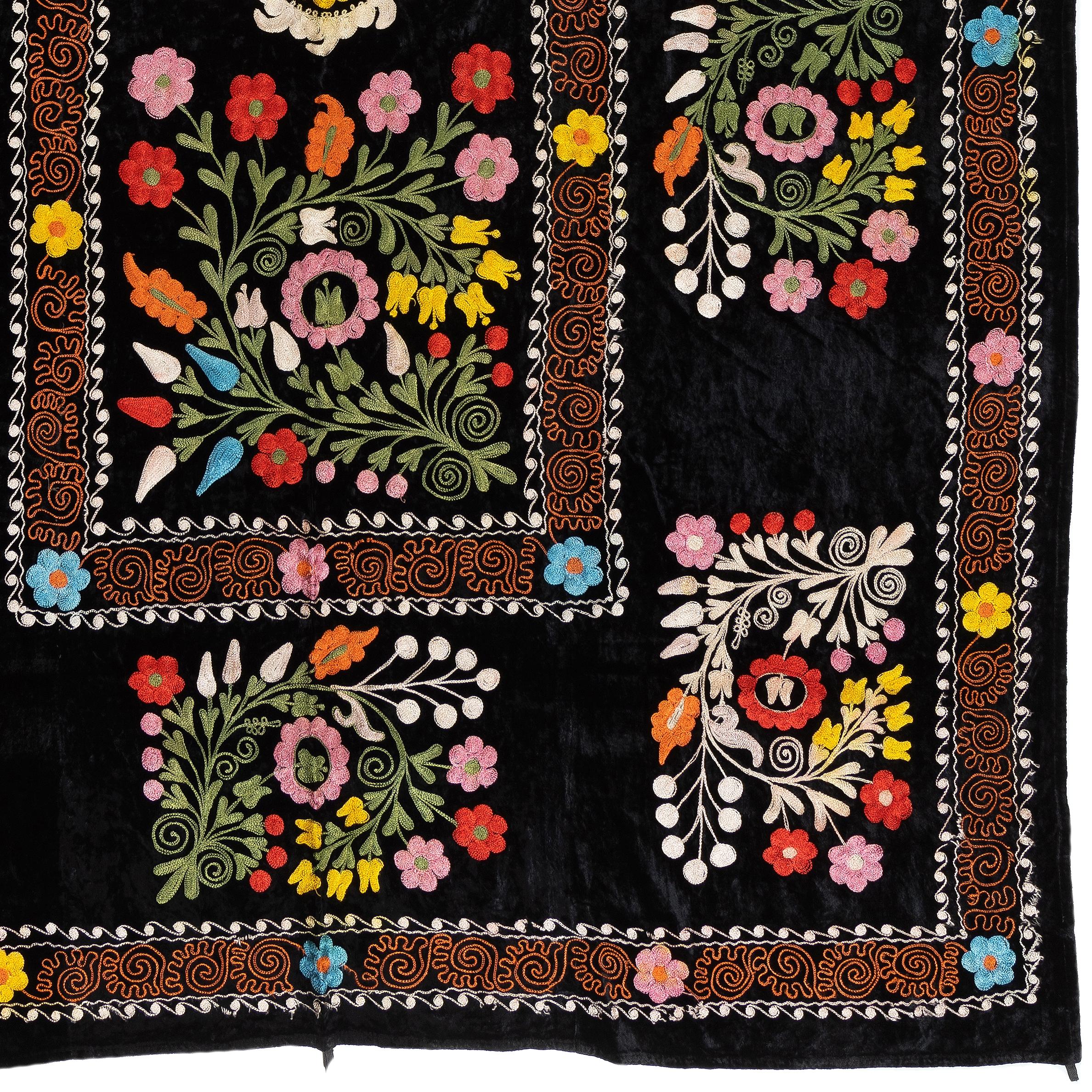 4.2x6.6 Ft Silk Embroidered Bed Cover, Uzbek Black Tapestry, Floral Wall Hanging In Excellent Condition For Sale In Spring Valley, NY