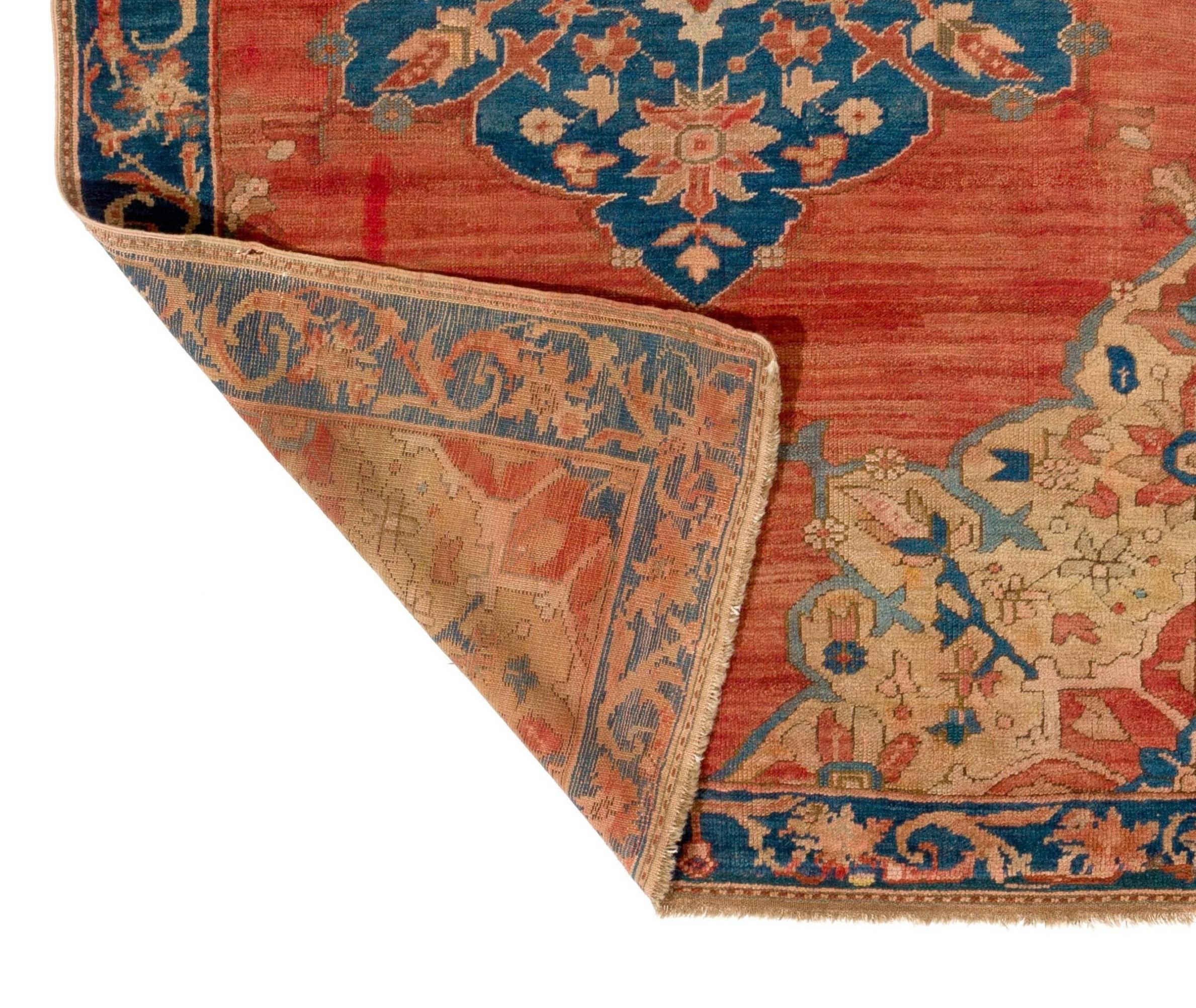 Ein antiker handgeknüpfter südwestanatolischer Teppich aus Fethiye, der in der Antike Telmessos und im 19. Jahrhundert Megri hieß. Dieser schöne Teppich hat eine zeitlose, vielschichtige, eklektische Qualität. Mit seinem eleganten, geschwungenen