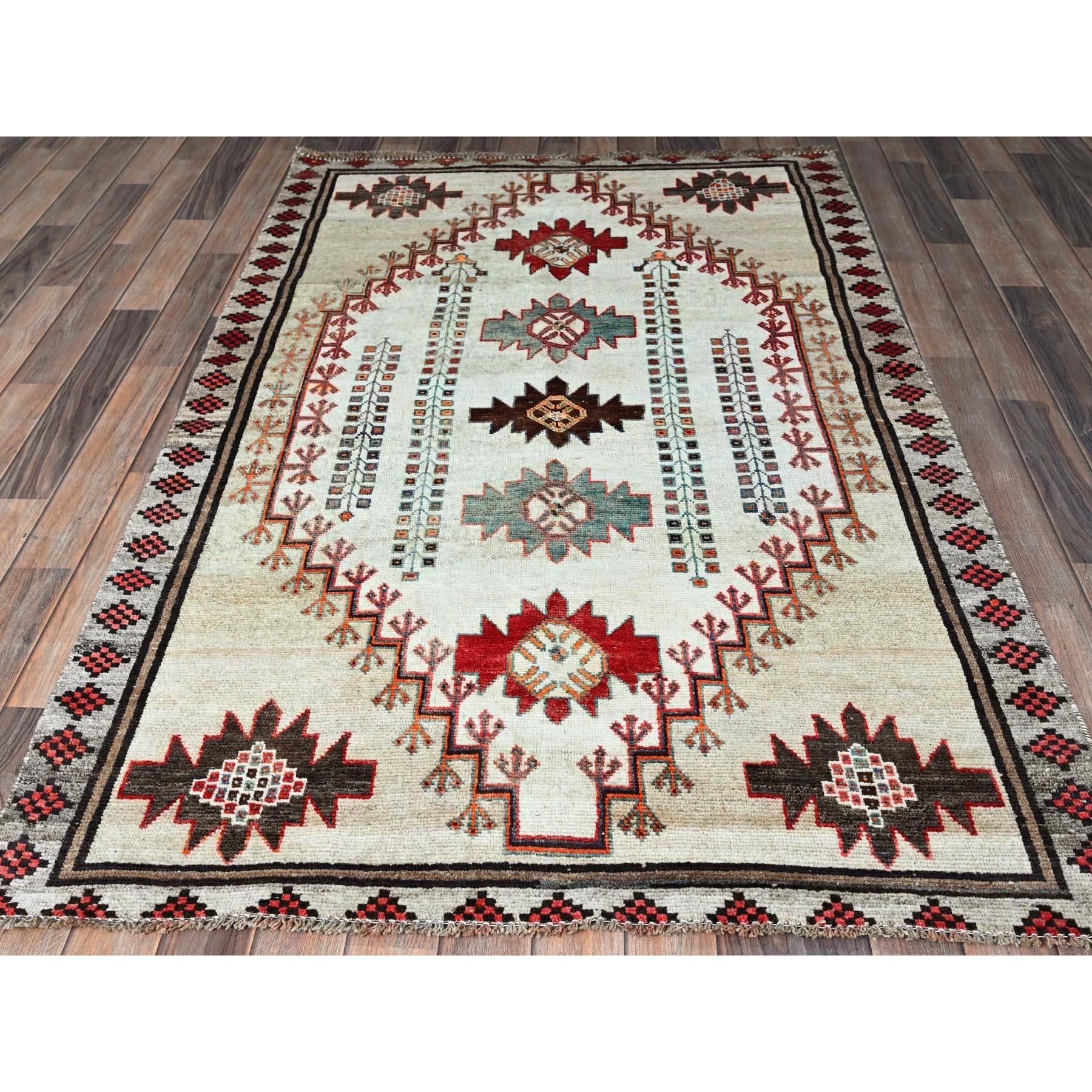Chiraz persan vintage avec fond de couleur ivoire rare, motif géométrique, noué à la main, pure laine, rasé, zéro poil, côtés et extrémités sécurisés par des professionnels, propre, tapis d'Orient
Matières premières : Laine
Latex : Pas de poils