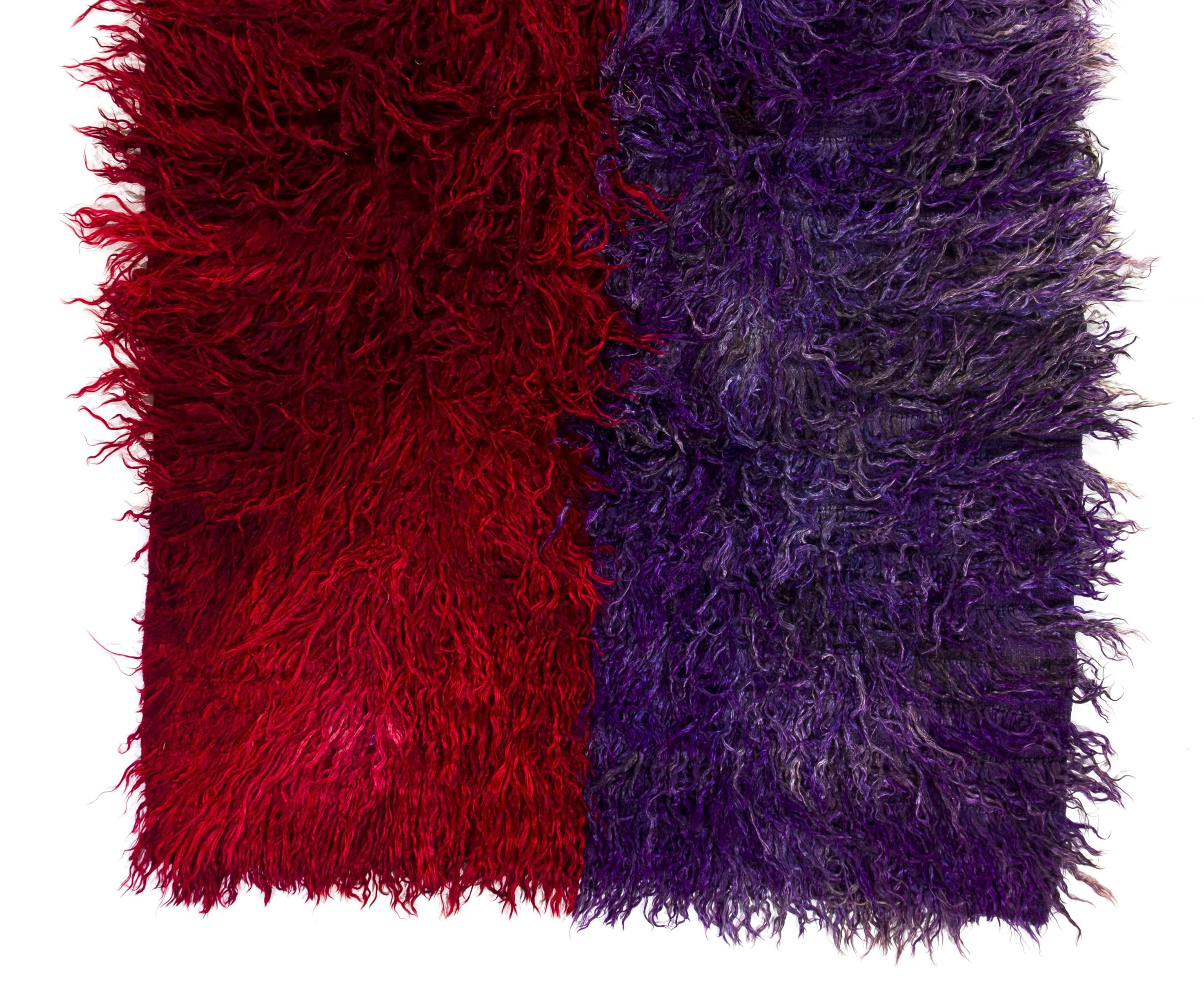 Minimaliste Tapis Tulu à poils longs vintage fait à la main de 4,2 x 7 pieds de couleur rouge et bleu violet en vente
