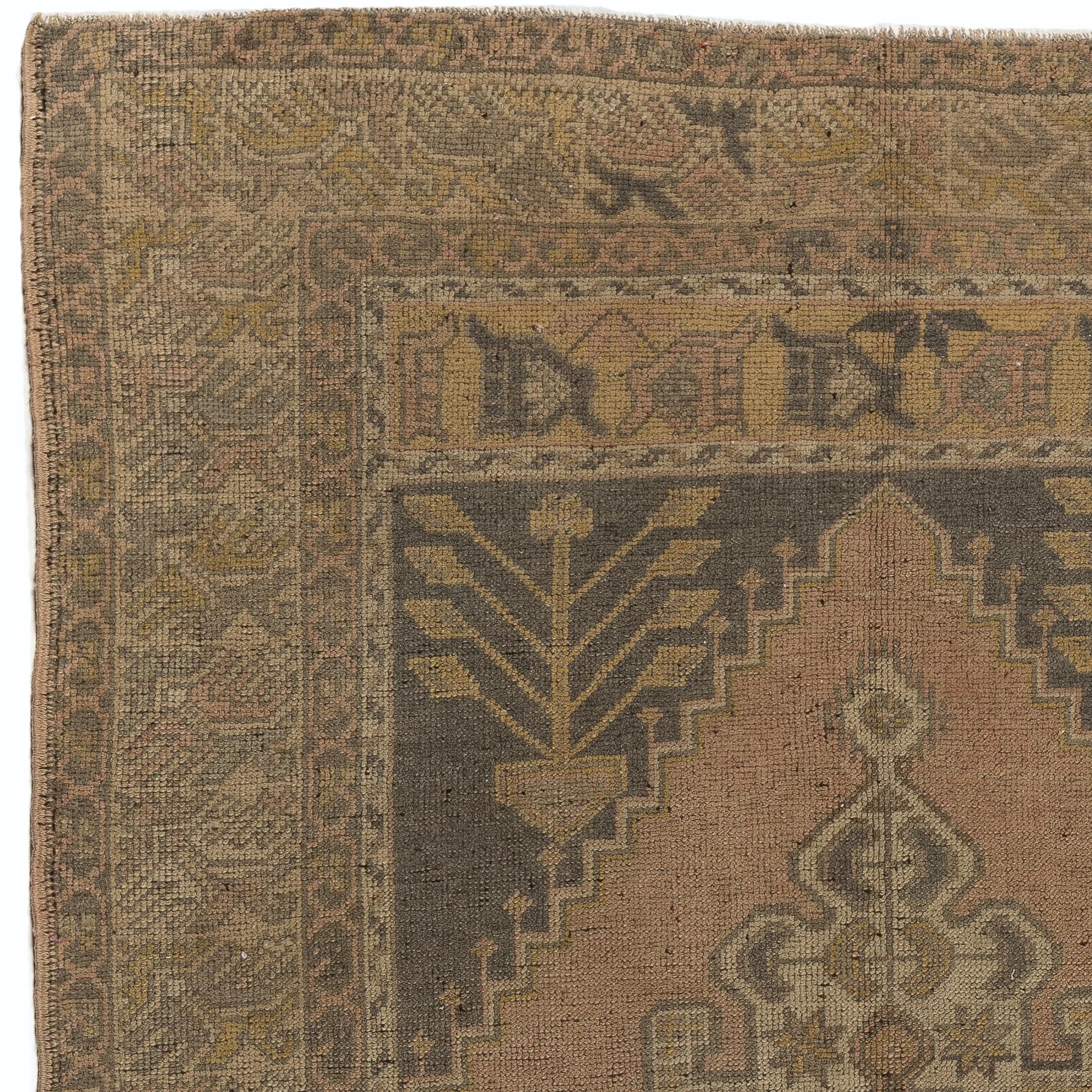 Ein feiner handgeknüpfter türkischer Teppich aus den 1960er Jahren mit geometrischem Medaillonmuster. Der Teppich ist aus mittelhohem Wollflor auf Wollunterlage gefertigt. Er ist schwer, liegt flach auf dem Boden, ist in sehr gutem Zustand,