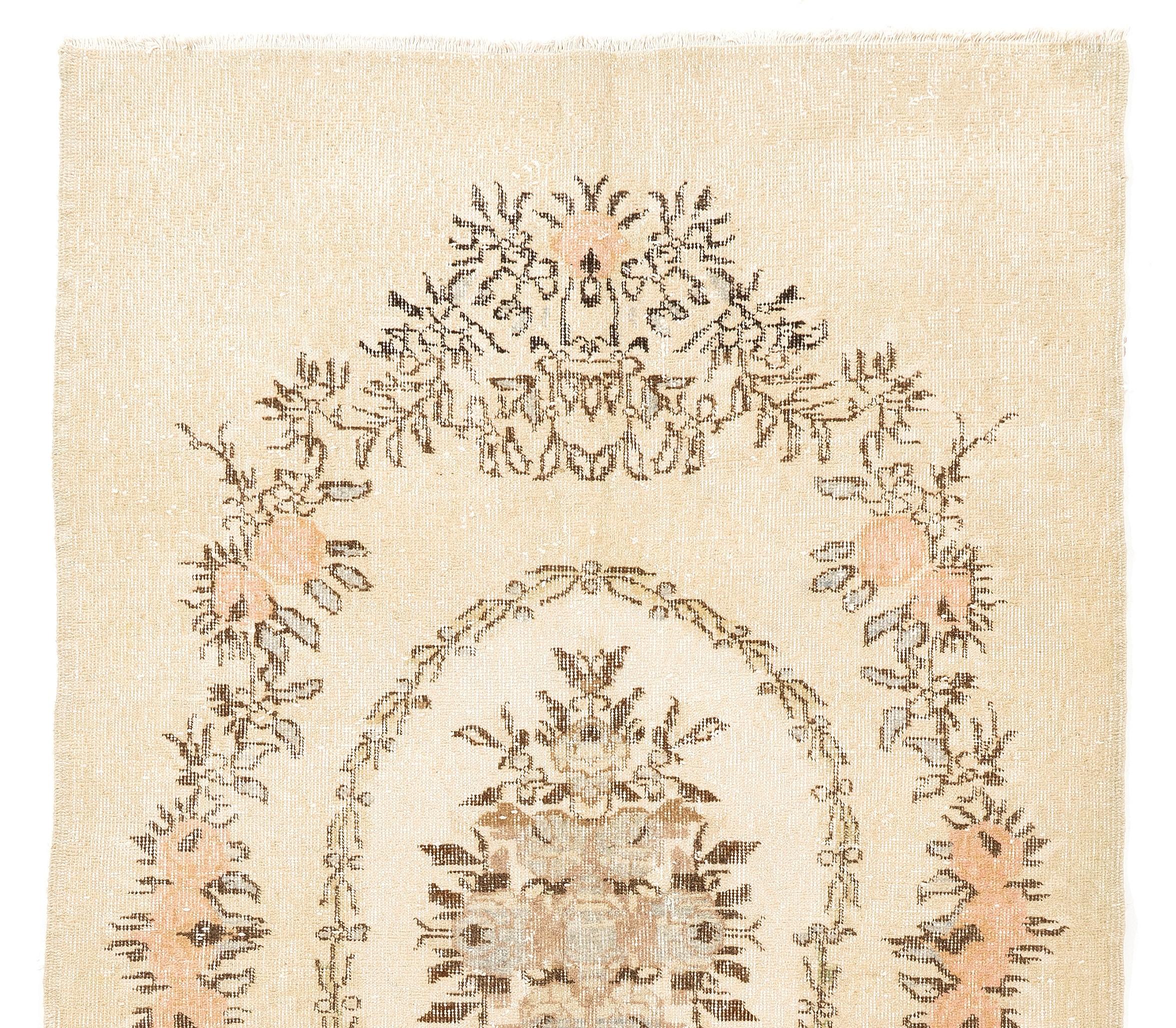 Tappeto turco vintage degli anni '60 finemente annodato a mano con un disegno a ghirlanda floreale di ispirazione francese-Aubusson nei toni del pesca, azzurro, grigio tortora e marrone su uno sfondo beige caldo. Dimensioni: 4,2 x 7,2 piedi.

Il