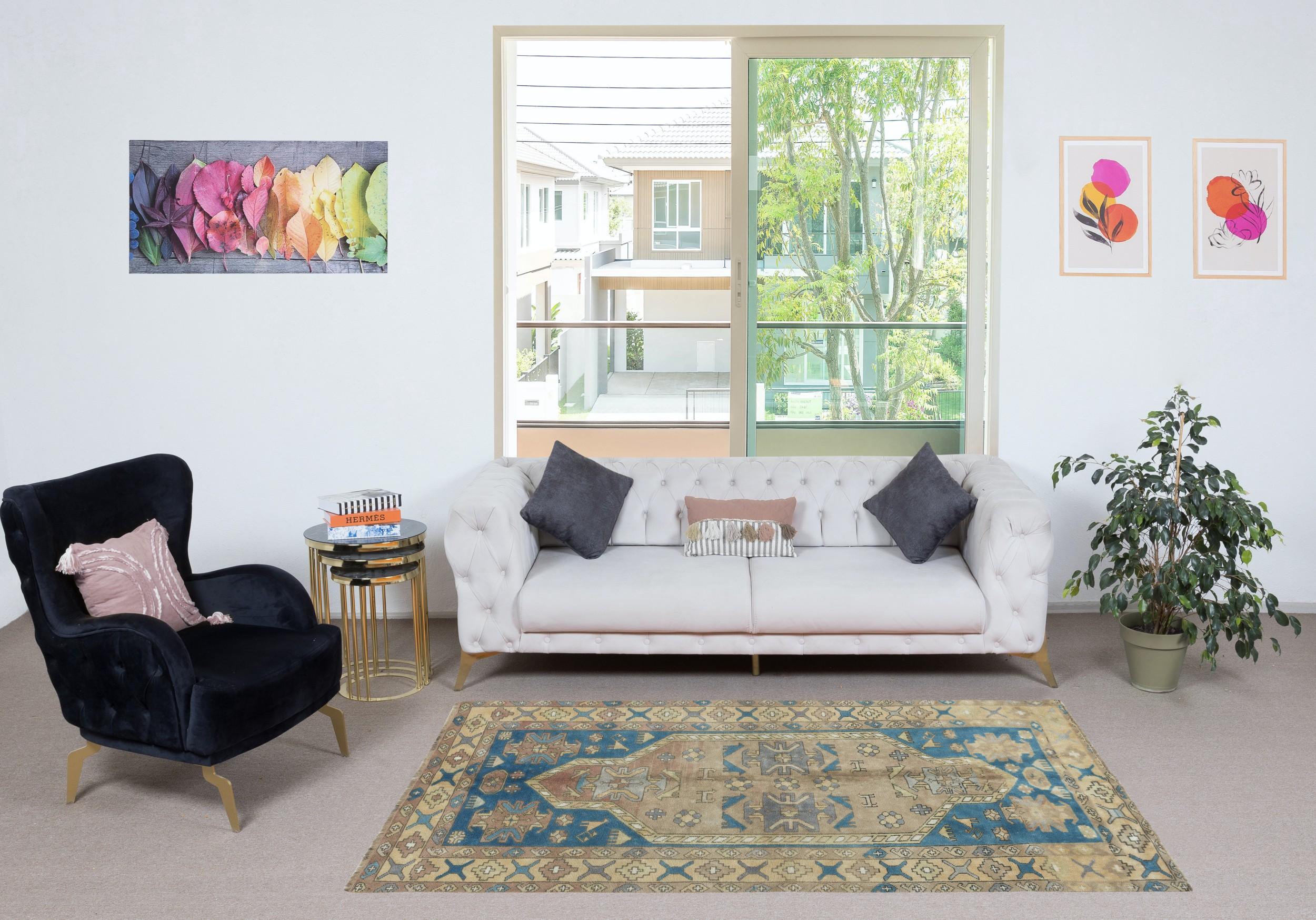 Verleihen Sie Ihrem Zuhause einen Hauch zeitloser Eleganz mit diesem traditionellen, handgeknüpften türkischen Teppich im Vintage-Stil, der aus 100 % hochwertiger Wolle gefertigt ist. Dieses exquisite Stück fängt die Essenz der traditionellen