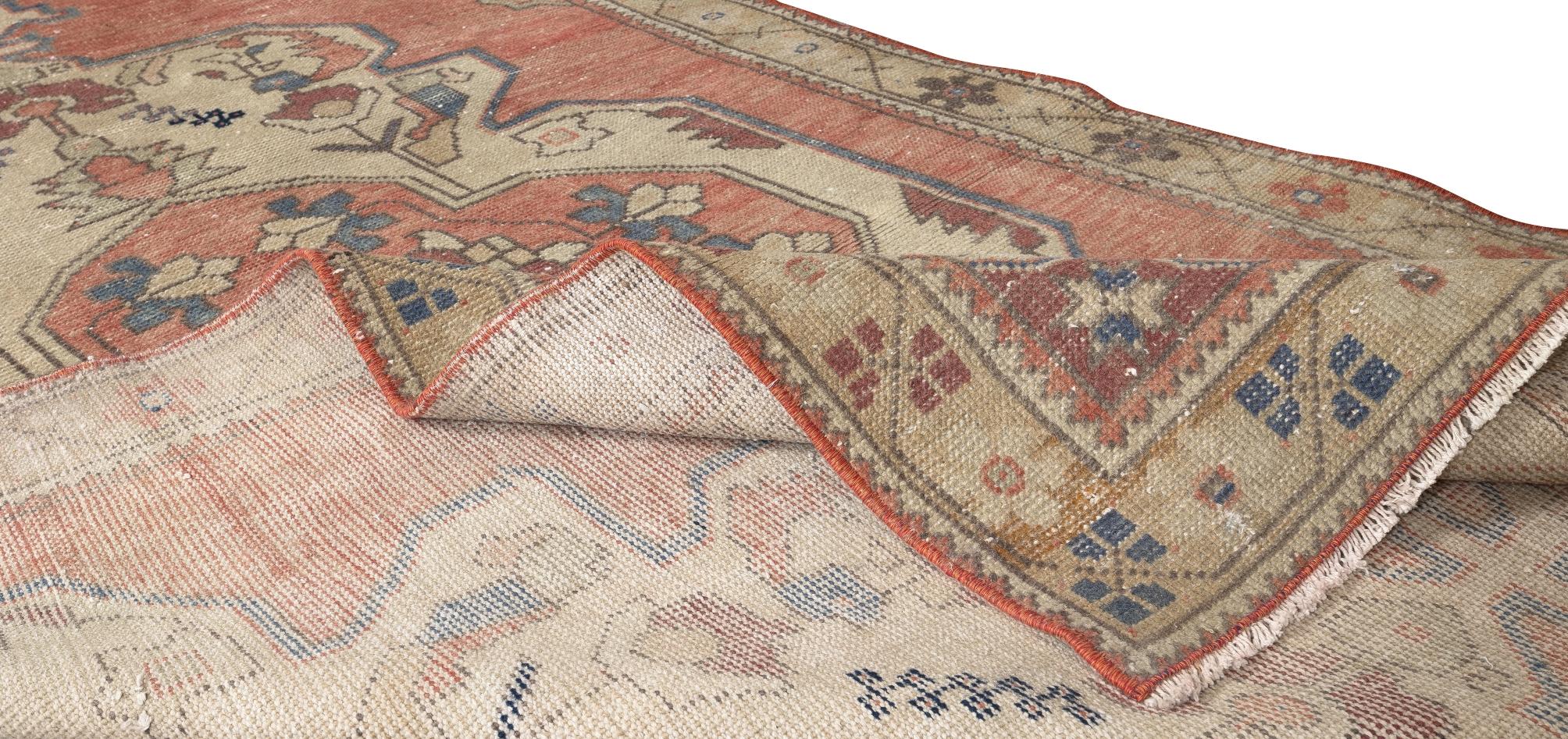 Tribale Tappeto turco vintage con design a medaglione fatto a mano di 4,2x7,8 piedi in rosso, blu e beige in vendita