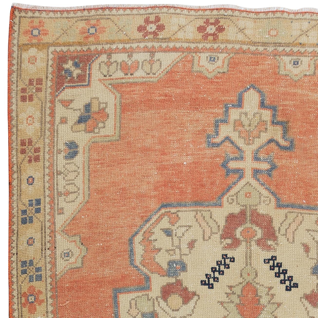 Turco Tappeto turco vintage con design a medaglione fatto a mano di 4,2x7,8 piedi in rosso, blu e beige in vendita