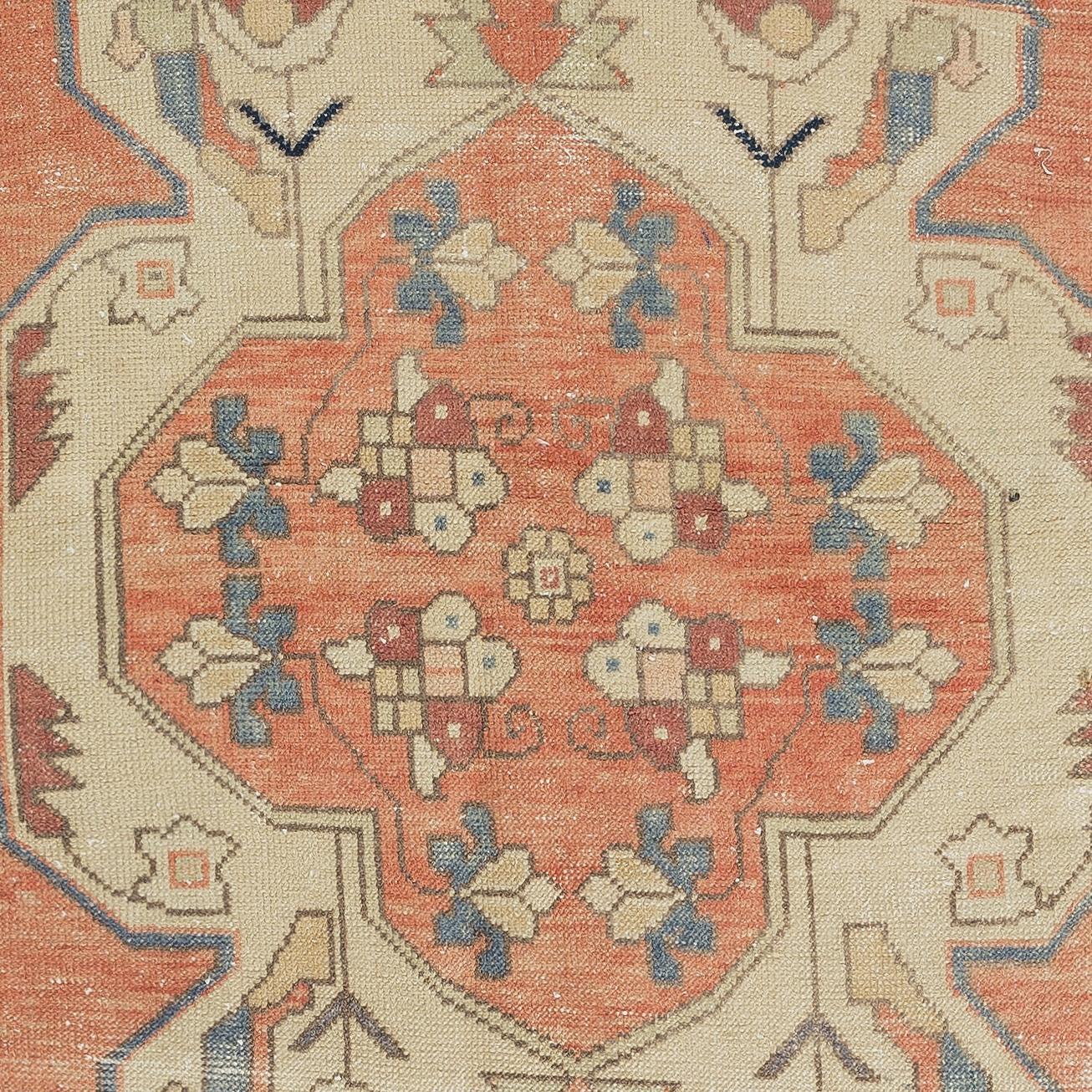 Tessuto a mano Tappeto turco vintage con design a medaglione fatto a mano di 4,2x7,8 piedi in rosso, blu e beige in vendita