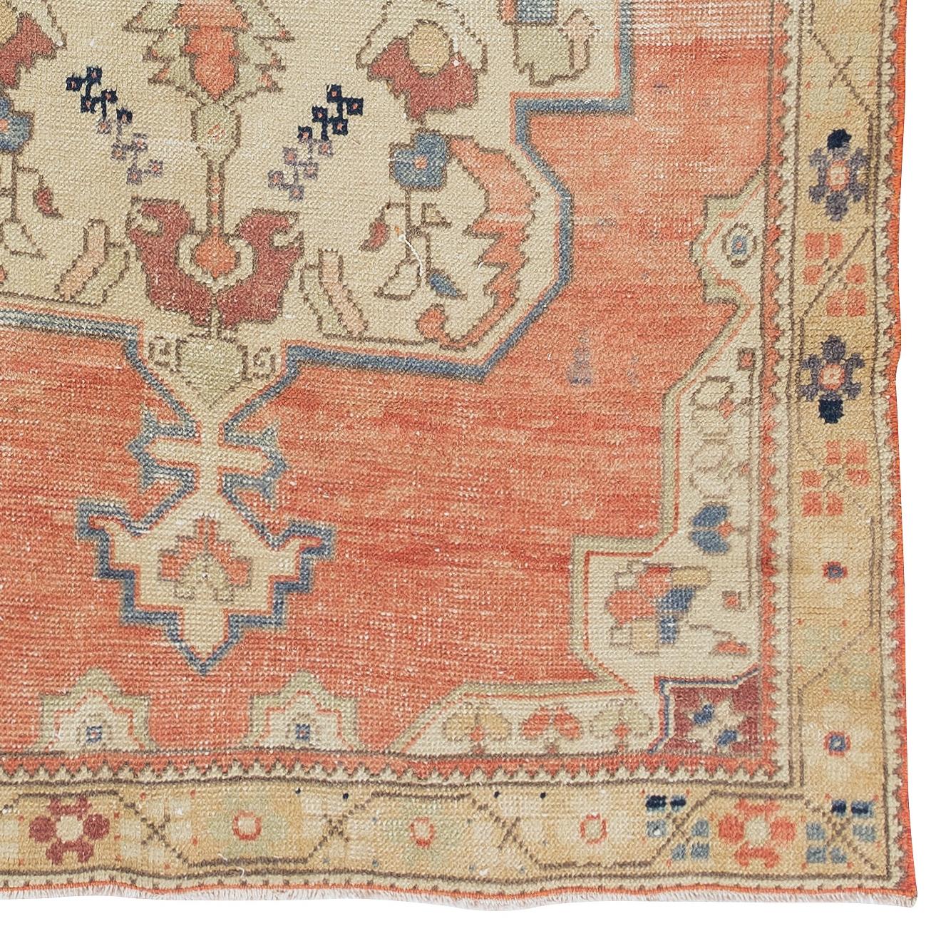 Tappeto turco vintage con design a medaglione fatto a mano di 4,2x7,8 piedi in rosso, blu e beige In condizioni buone in vendita a Spring Valley, NY
