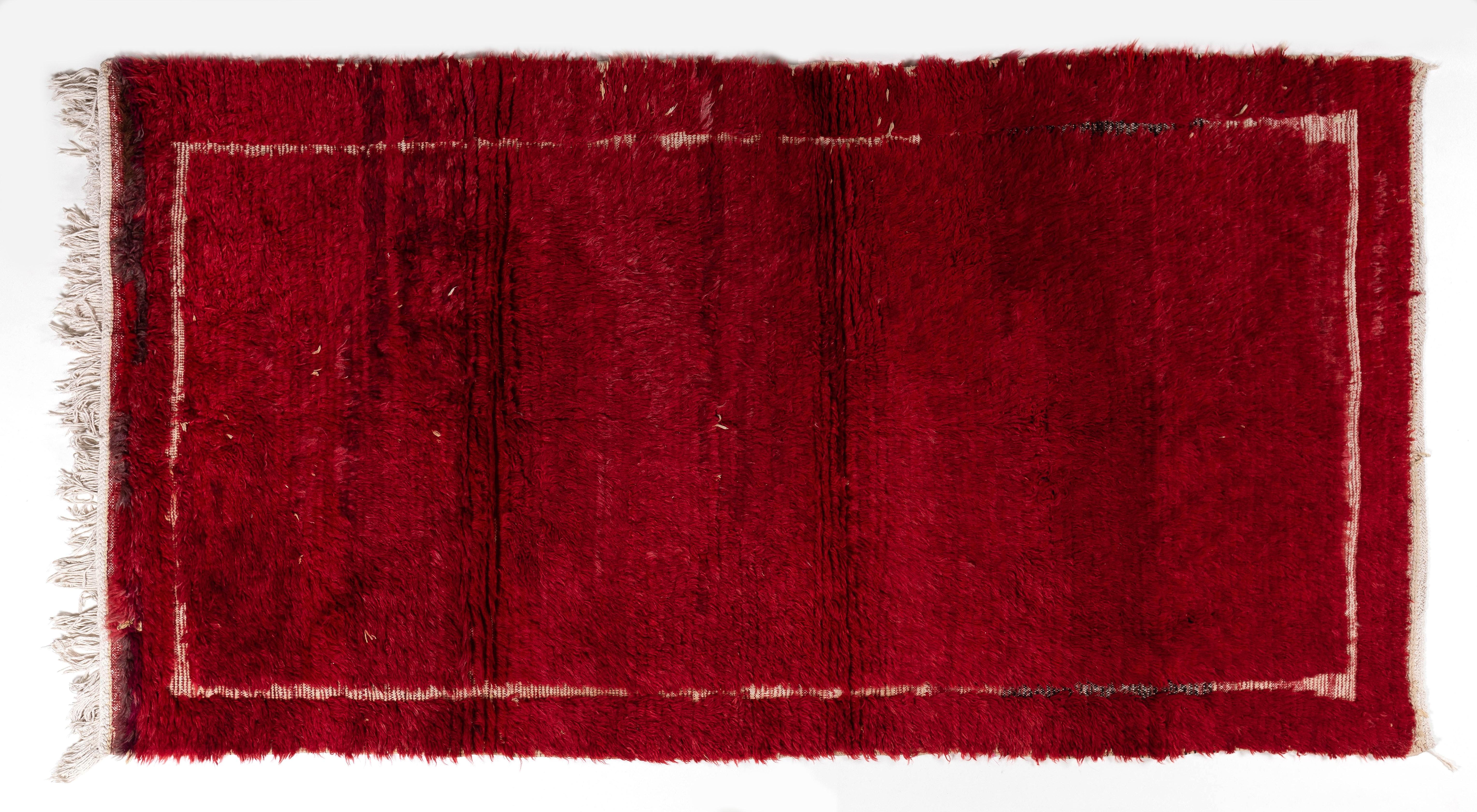 4x8 Ft Vintage Hand-Kotted Plain Turkish Tulu Wool Rug in Red W/ Ivory Frame In Good Condition For Sale In Spring Valley, NY