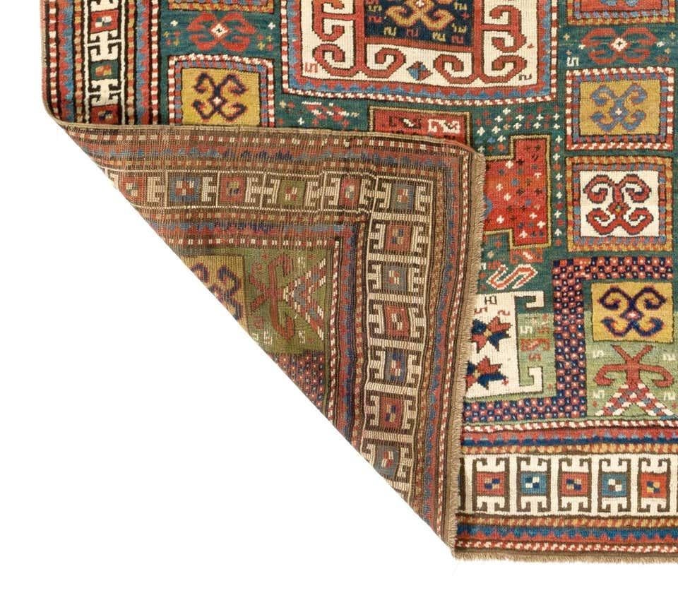 Antiker kaukasischer Karatchoph-Kazak-Teppich, um 1870. Fein handgeknüpft mit gleichmäßigem, mittelhohem Wollflor auf Wollbasis. Sehr guter Zustand. Robust und so sauber wie ein nagelneuer Teppich (professionell tiefgewaschen). Maße: 4,2 x 8,7 ft.
