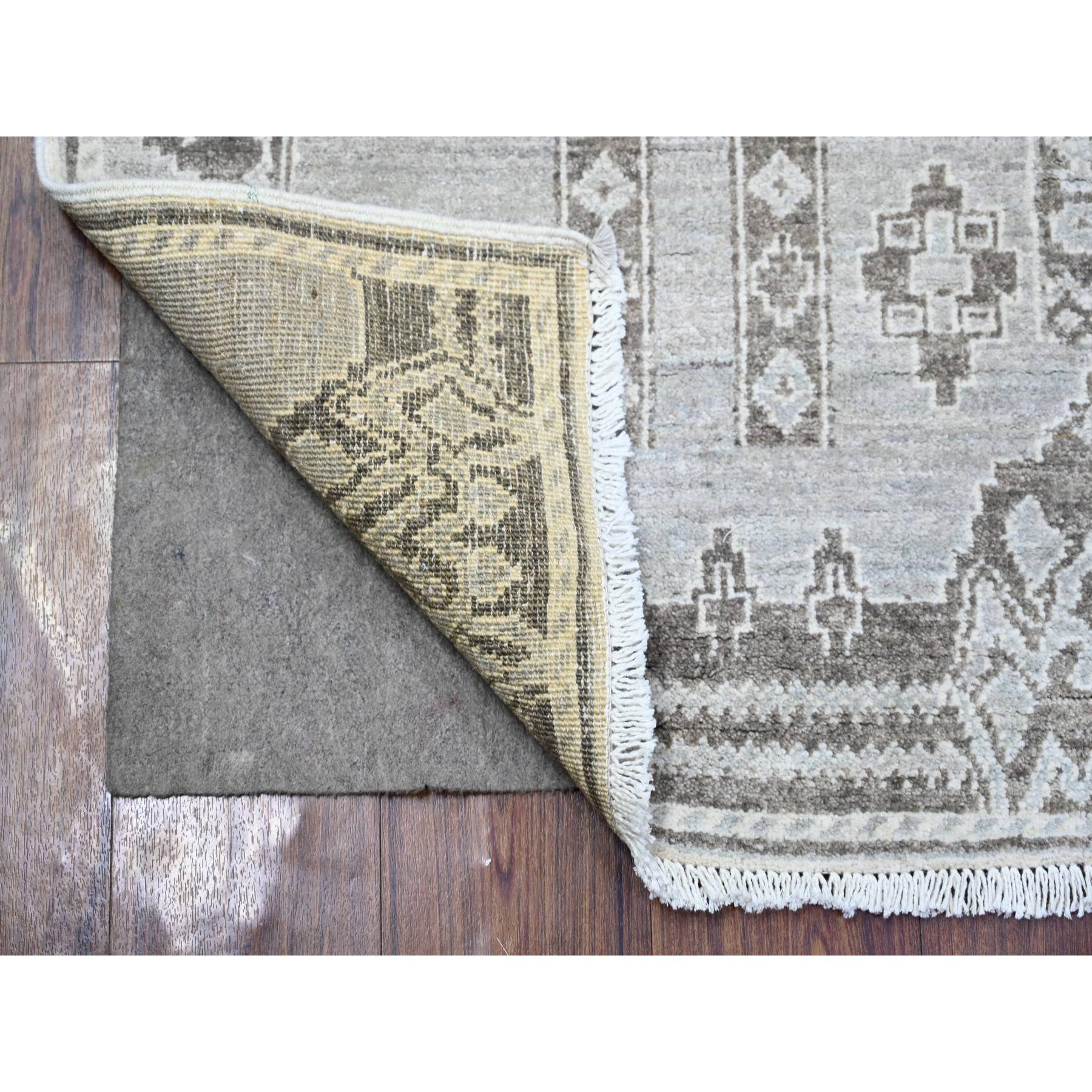 Grigio scuro, pregiato Peshawar con intricati motivi geometrici a tintura vegetale, morbida lana annodata a mano, ampio tappeto orientale Runner
Materiali primari: Lana
Lattice: No Pile 
altezza: 0,25 pollici
Stile: Di transizione
Colore primario: