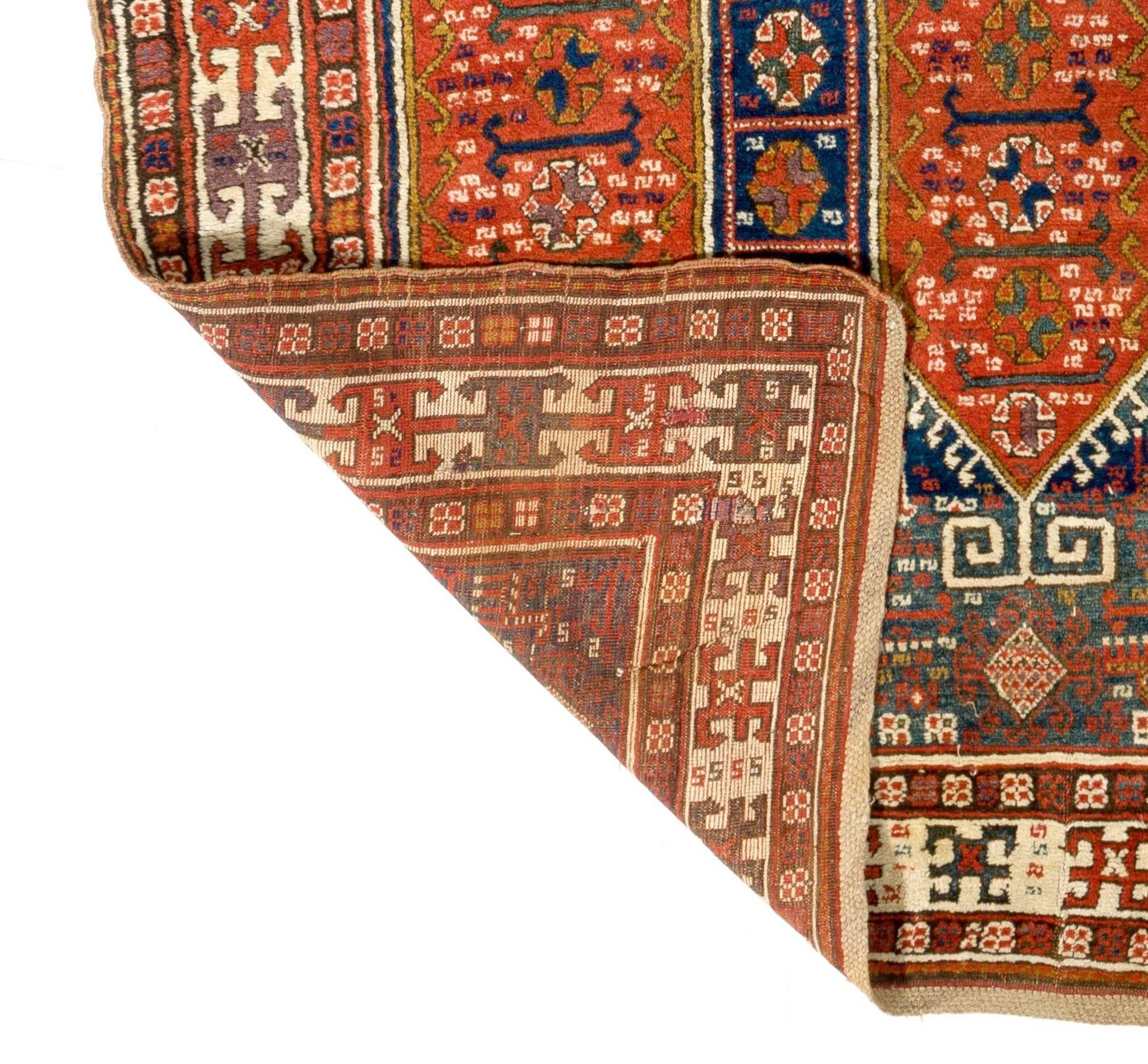 Plongez dans la riche tapisserie de l'histoire avec cet extraordinaire tapis de course ancien du Karabakh caucasien, datant d'environ 1880. Originaire de la région du Caucase, ce tapis est un objet rare et précieux qui témoigne de siècles d'héritage