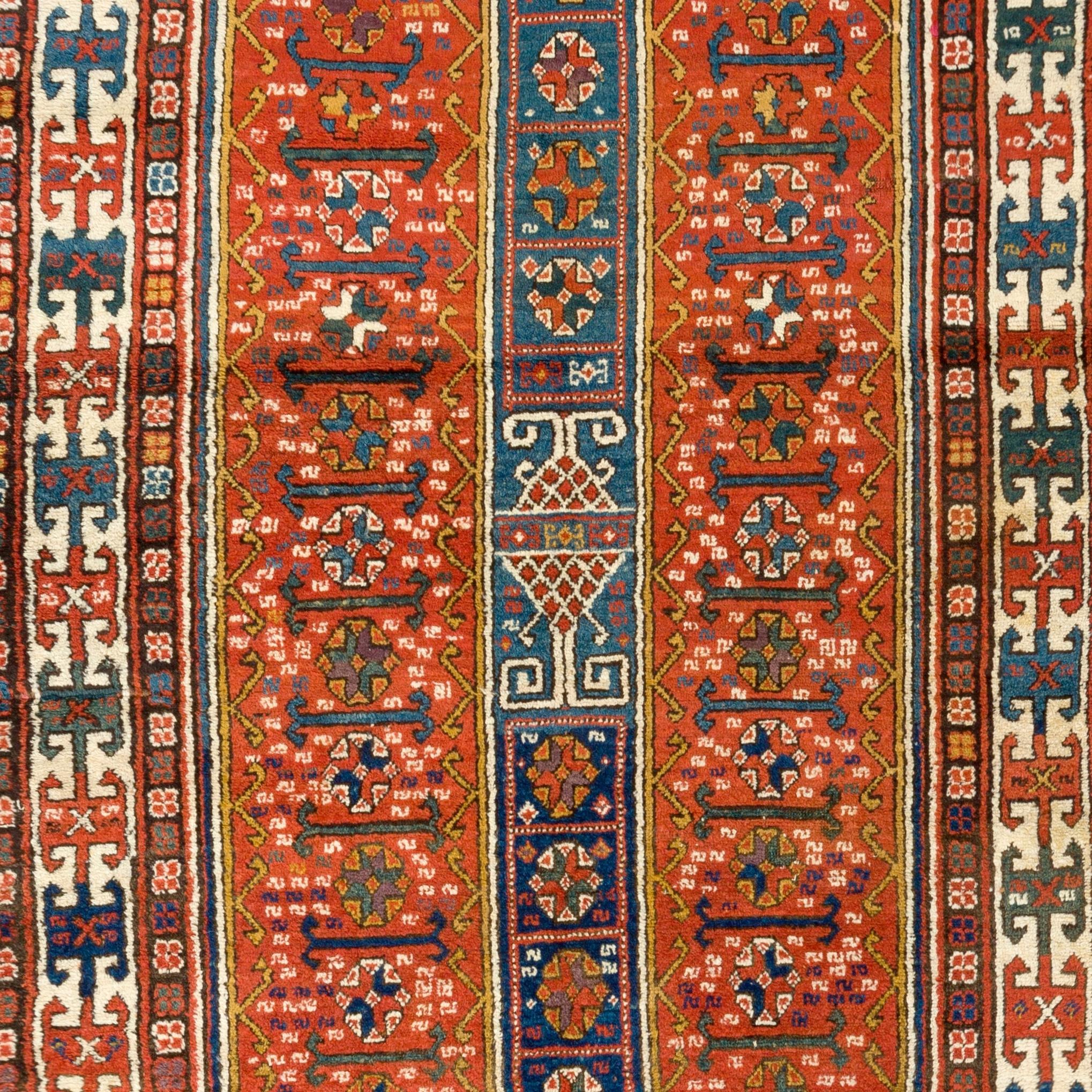 Tauchen Sie mit diesem außergewöhnlichen antiken kaukasischen Karabach-Läufer aus der Zeit um 1880 in ein reiches Stück Geschichte ein. Dieser aus dem Kaukasus stammende Teppich ist ein seltenes und geschätztes Artefakt, das ein jahrhundertealtes