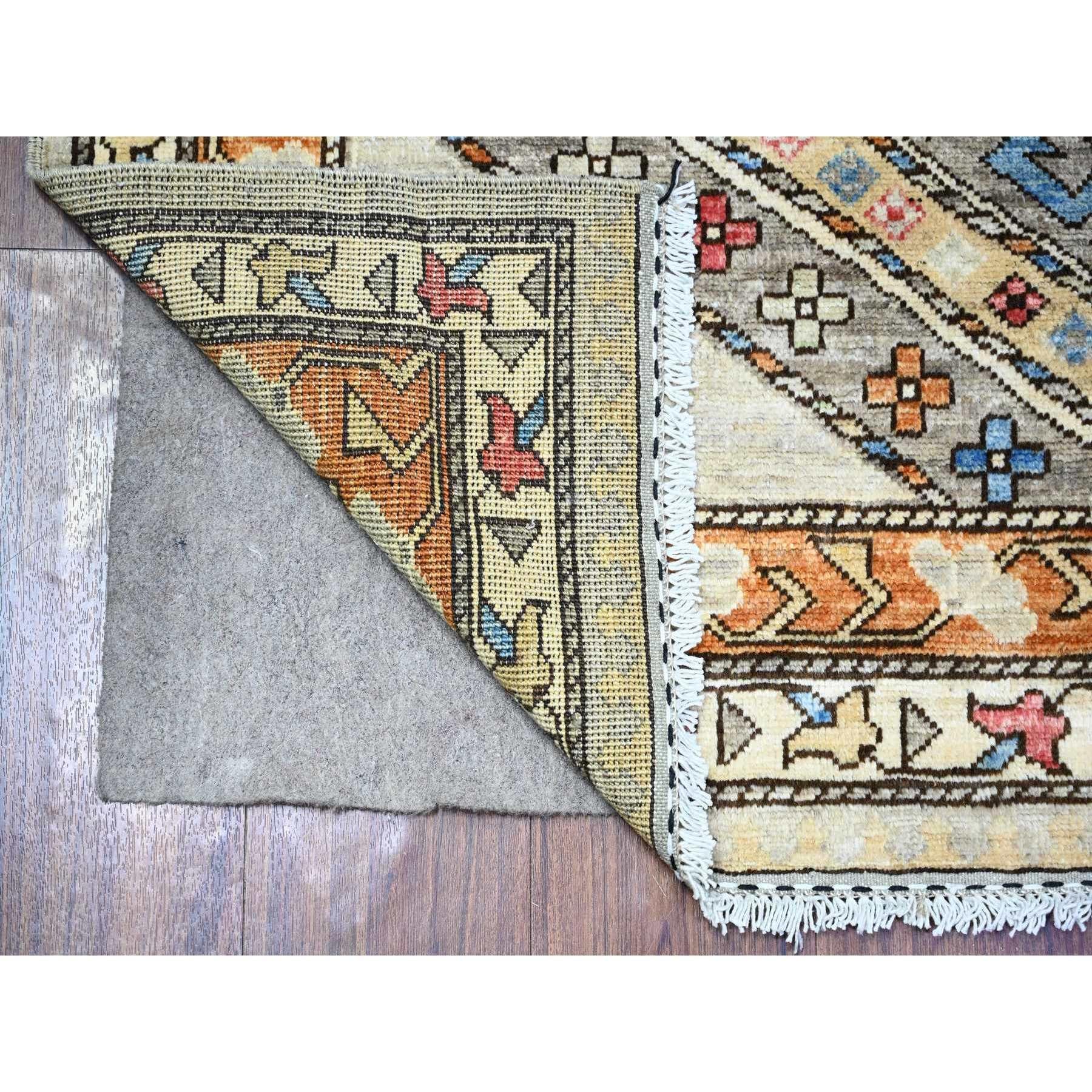 Il s'agit d'un véritable tapis d'Orient en pure laine nouée à la main, Afghan Ersari avec des motifs géométriques Gul. Il a été noué pendant des mois et des mois selon des techniques de tissage séculaires par des artisans experts.
Matières premières