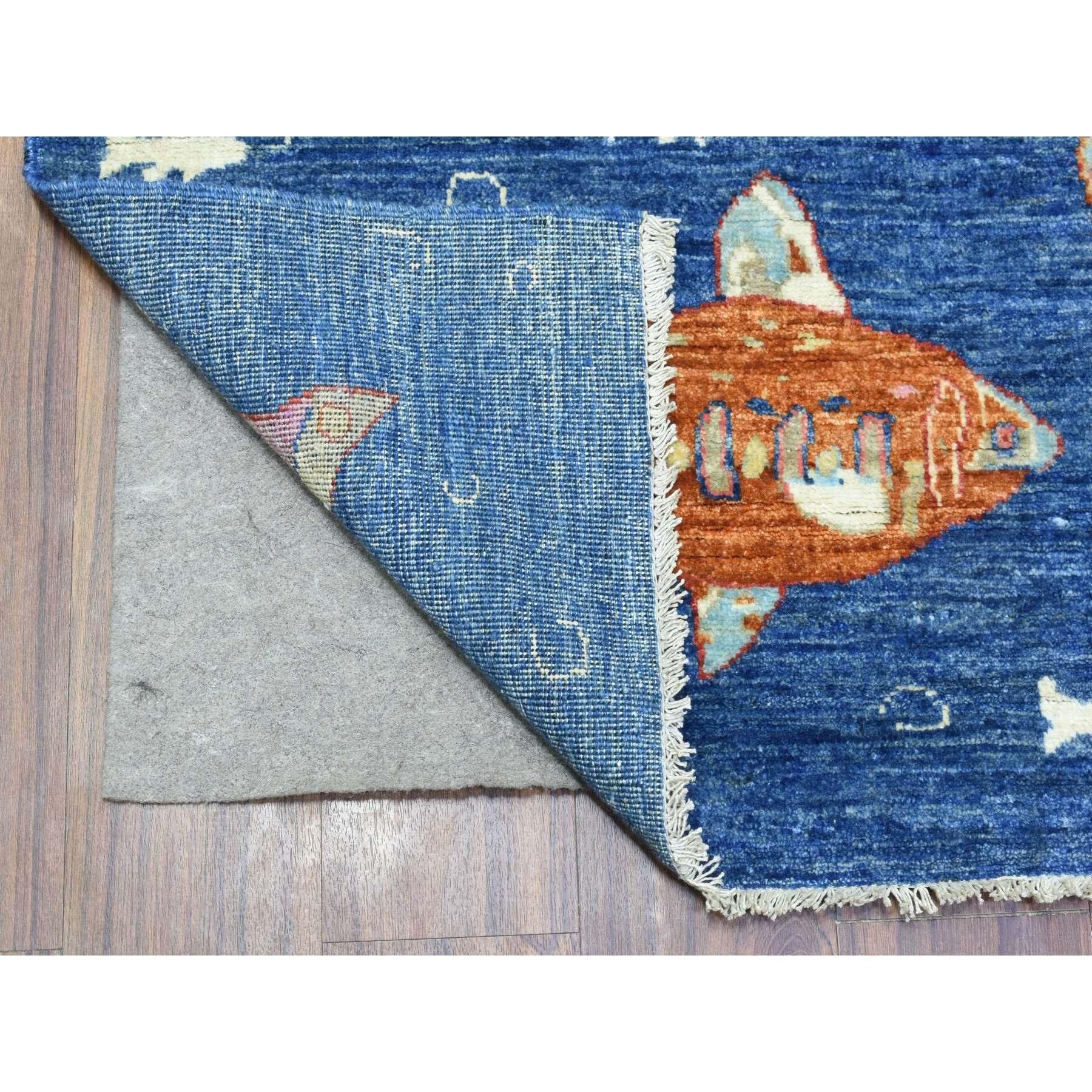 Il s'agit d'un véritable tapis d'Orient, unique en son genre, bleu saphir, noué à la main en Afghanistan, Peshawar, avec un motif de poisson océanique coloré, densément tissé avec des teintures naturelles, en laine extra douce, avec un large chemin