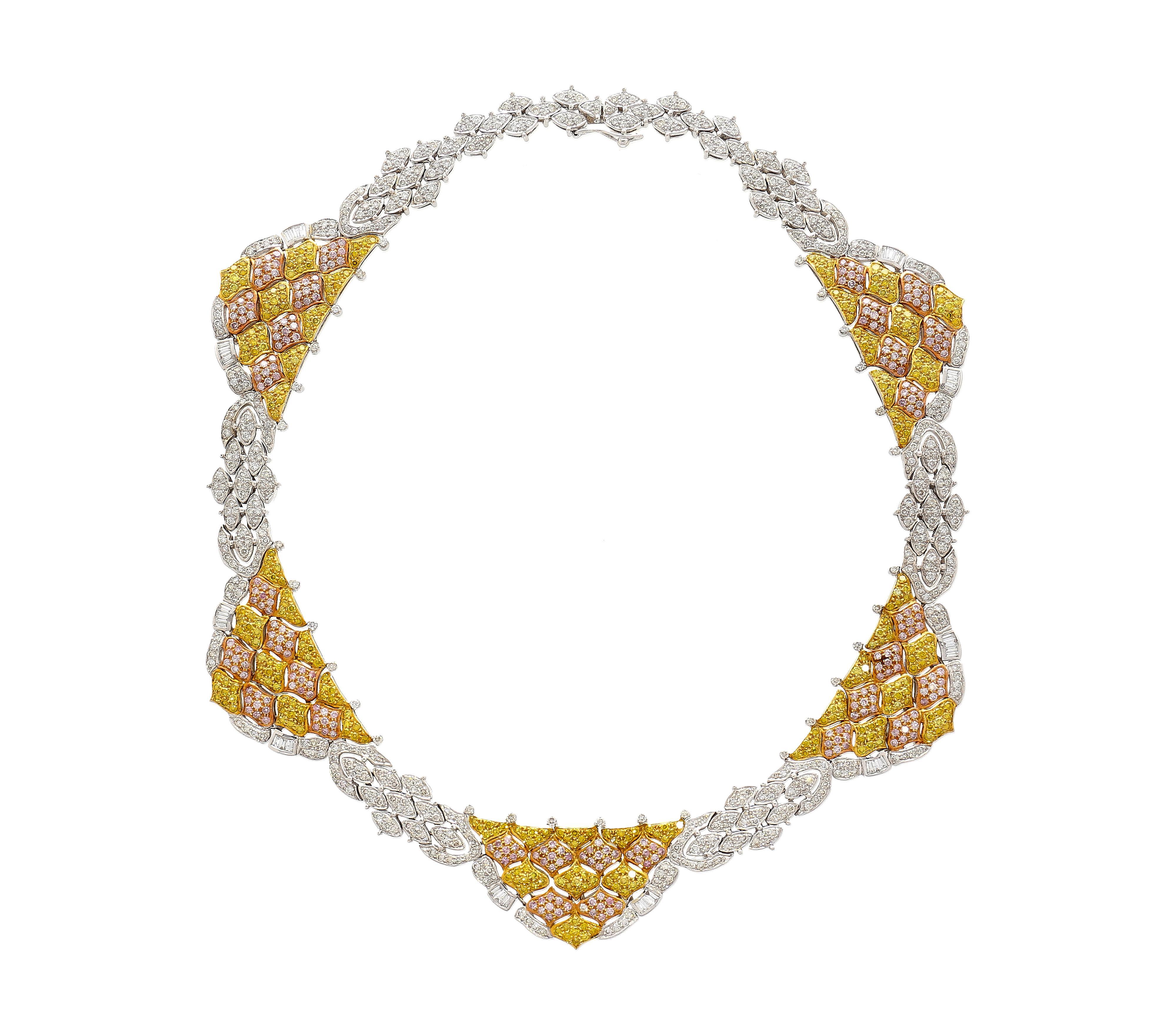 Taille ronde Ensemble collier et boucles d'oreilles en or 3 tons et diamants pavés de 40 carats en vente