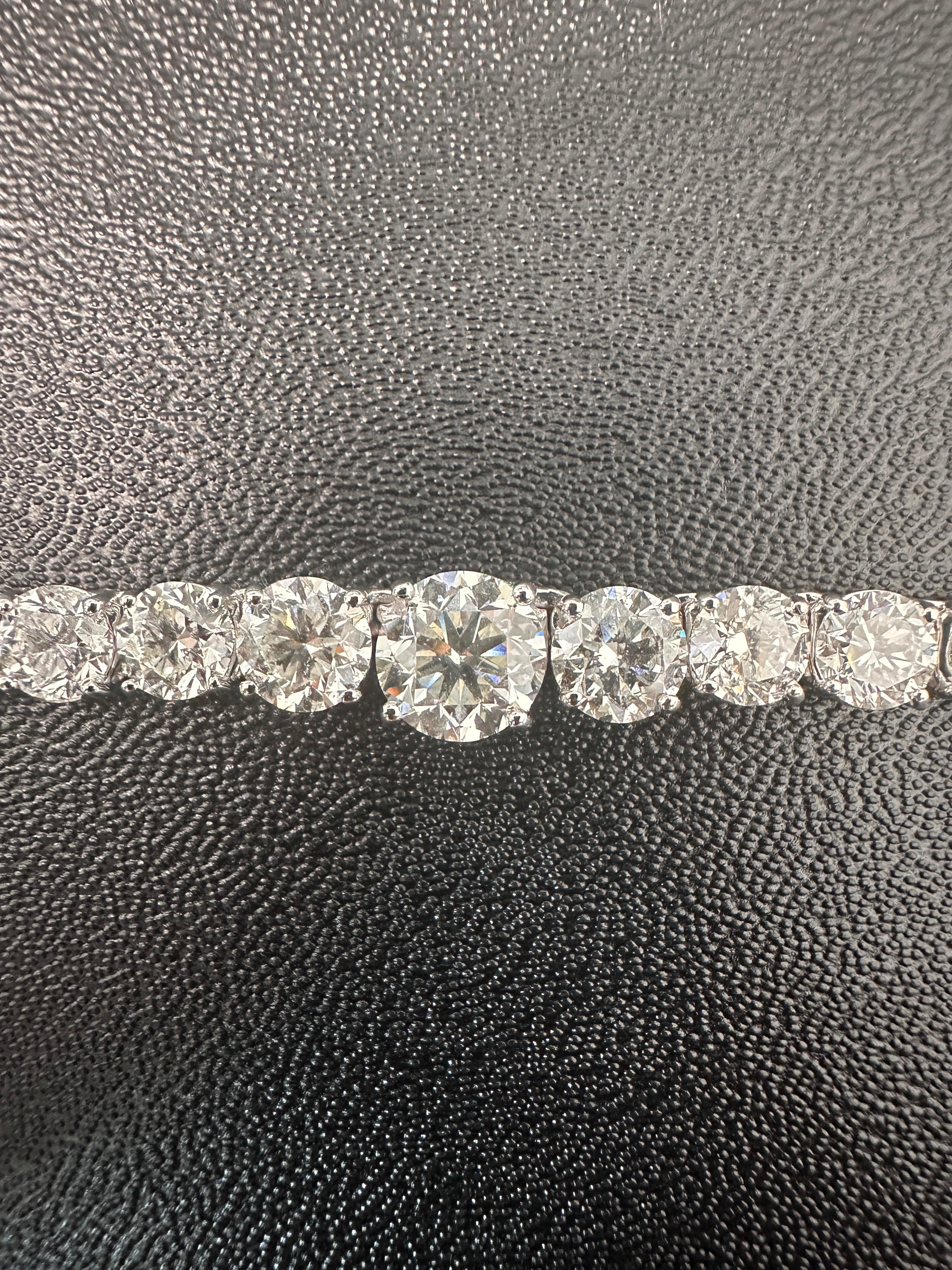 Femenino o masculino Collar de tenis con diamantes graduados de 43 quilates en oro blanco de 18 quilates, engaste de 4 garras en venta