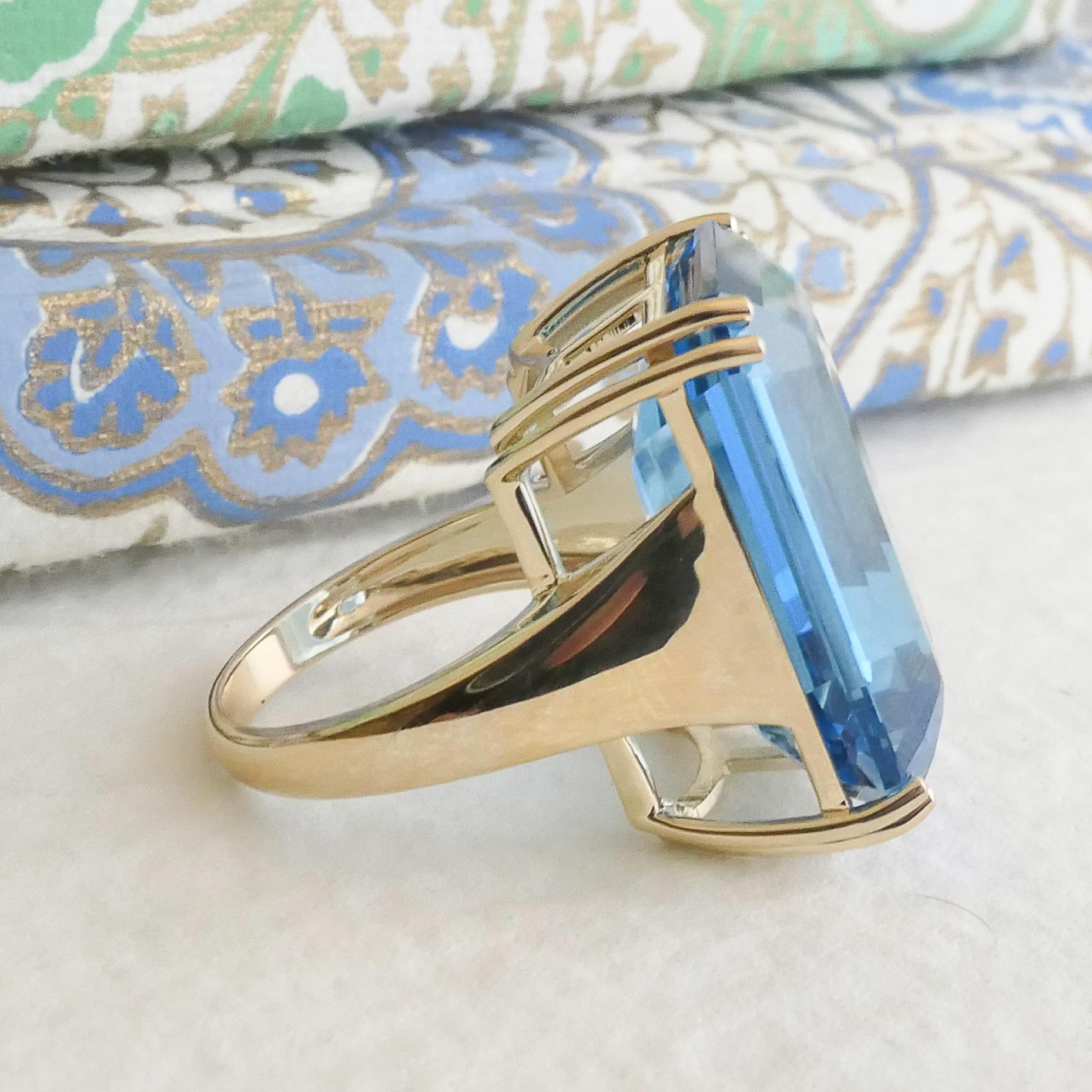 43 carat London Blue Topaz 14kt Yellow Gold Ring - Size 8 In New Condition For Sale In Oslo, 03