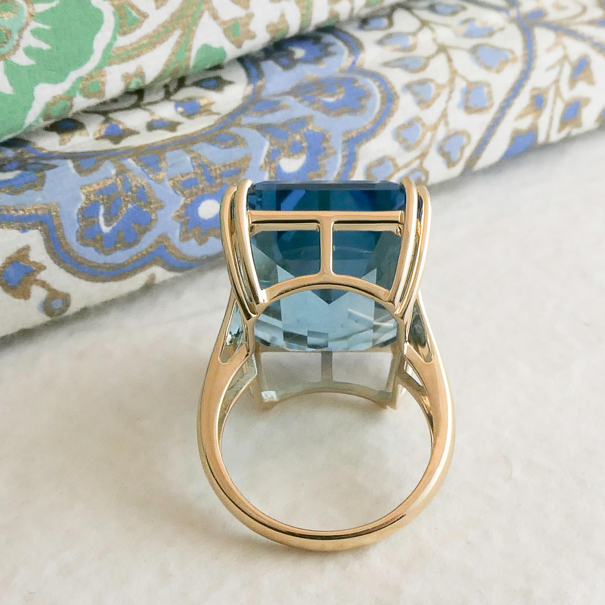 Women's 43 carat London Blue Topaz 14kt Yellow Gold Ring - Size 8 For Sale