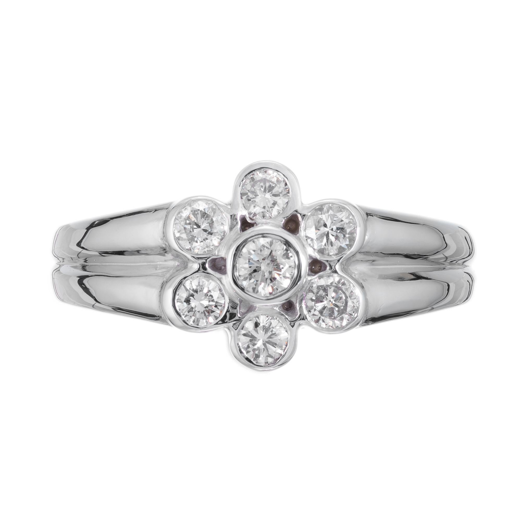 Anello con 7 diamanti rotondi a forma di fiore. Montatura in oro bianco 14 con diamanti da .43ct. 

7 diamanti rotondi taglio brillaint. peso totale circa:.43ct J-K, VS-SI
Dimensioni: 6,75 e grande
larghezza in alto: 10.2
altezza in alto: 4,9
