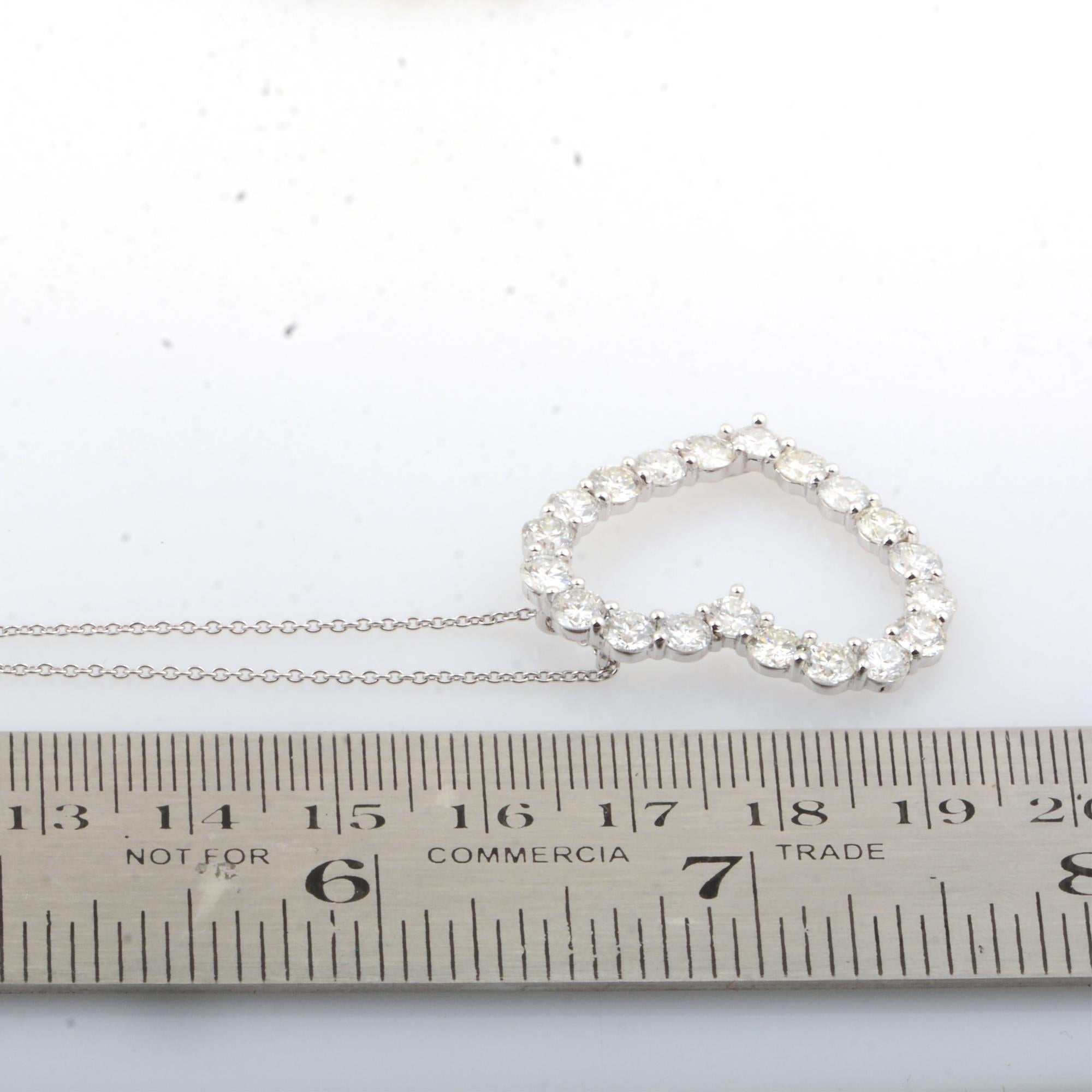 Taglio rotondo 4,3 Carati SI Chiarezza HI Colore Pave Diamante Charm Collana in oro 18k in vendita
