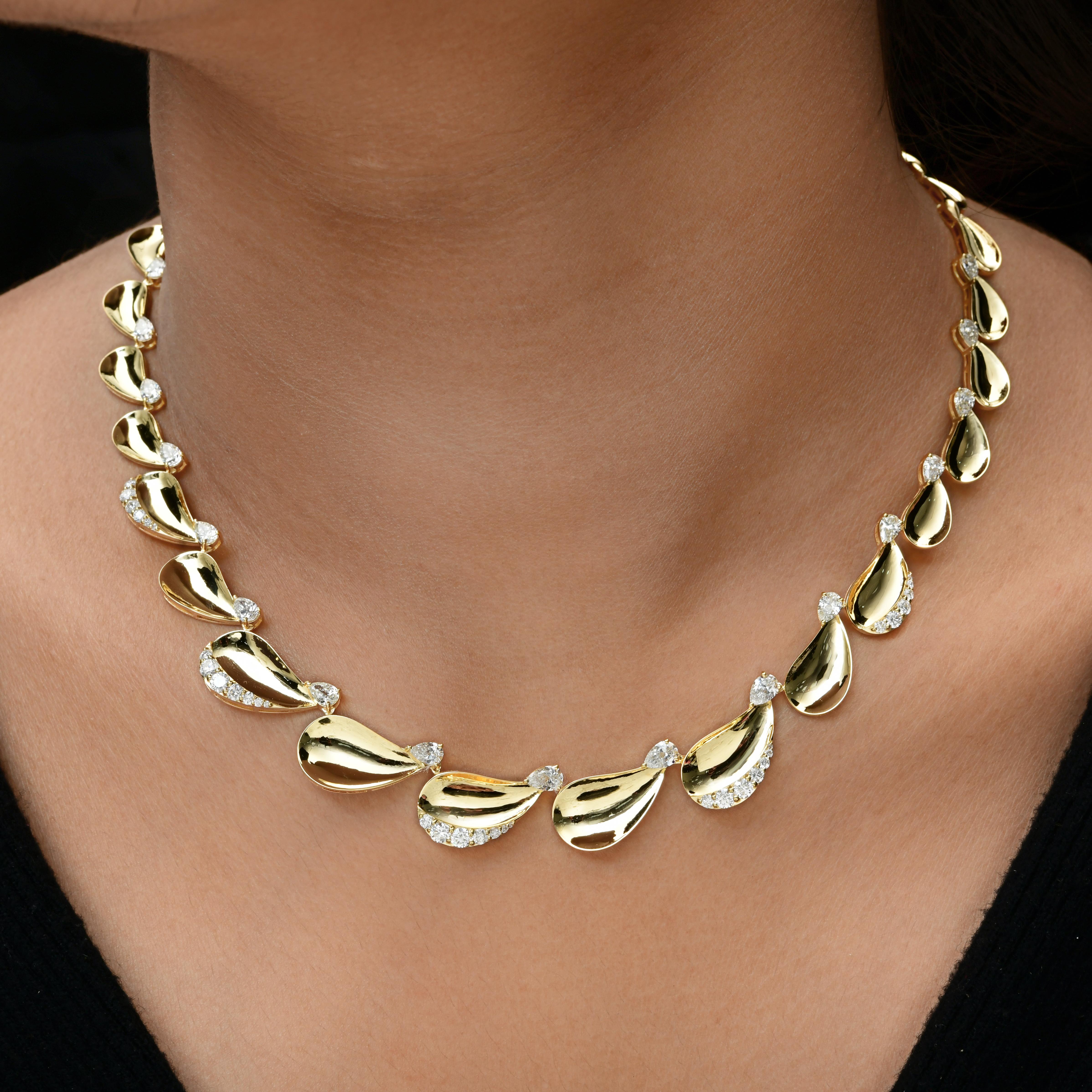 Modern 4.3 Carat SI Clarity HI Color Pear Diamond Necklace 18 Karat Yellow Gold Jewelry For Sale