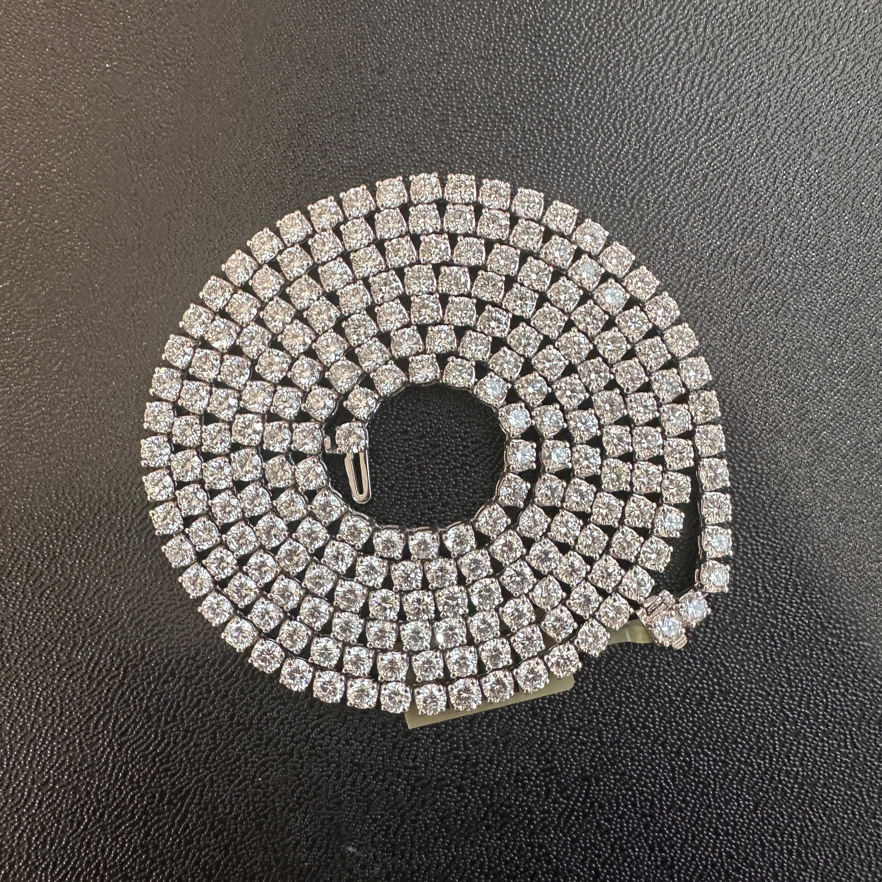 Una declaración de sofisticación atemporal, este collar tenis de diamantes de 43 quilates está diseñado en una elegante silueta de líneas rectas que cae con elegancia en un total de 36 pulgadas de longitud. Meticulosamente elaborada a mano en oro