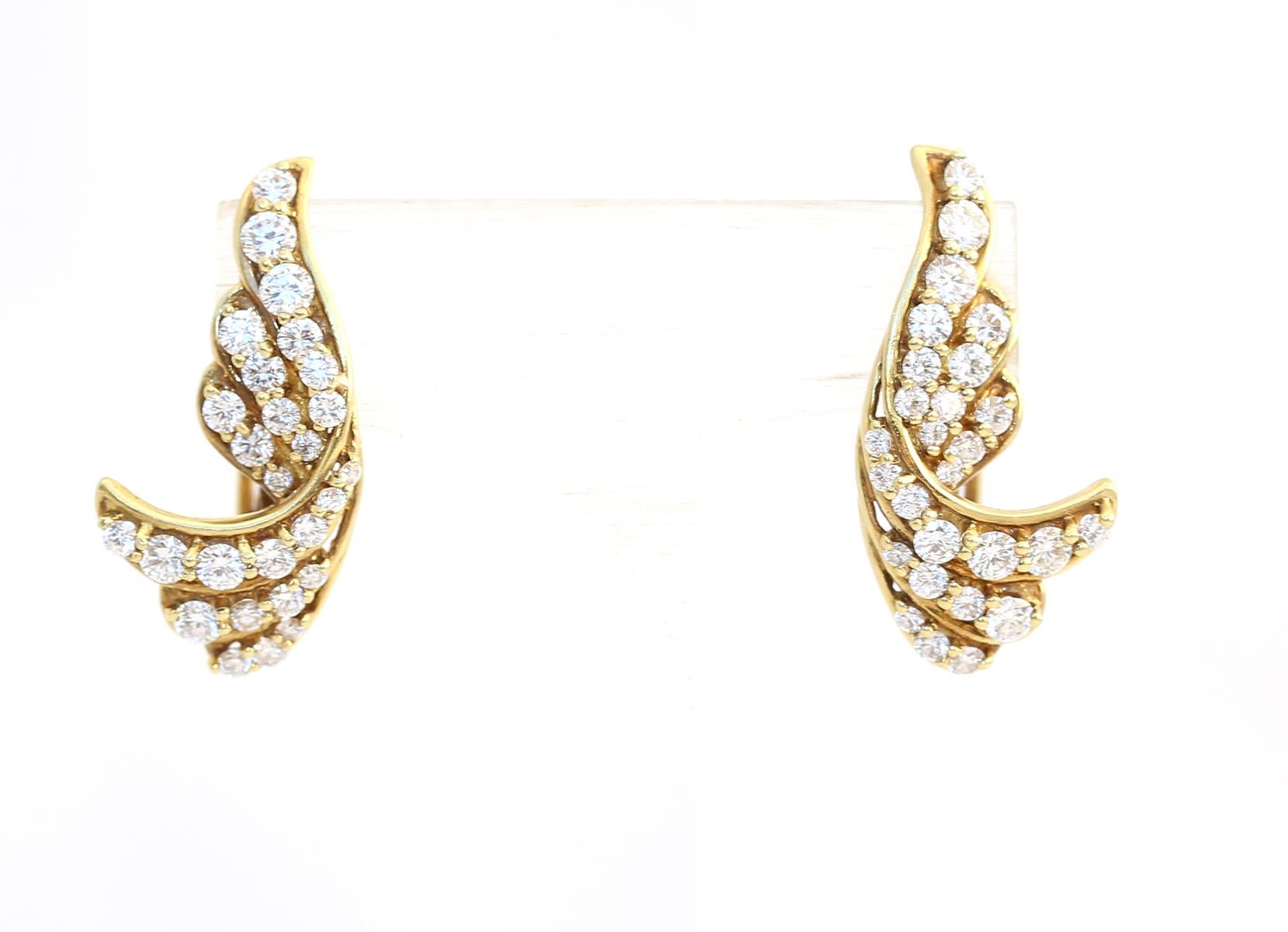 Boucles d'oreilles en or jaune 18 carats et 4,3 carats de diamants ronds. Créés vers 1970, ils reflètent parfaitement l'époque brillante du Disco. La forme des boucles d'oreilles rappelle un motif naturel de la feuille magistralement travaillée et