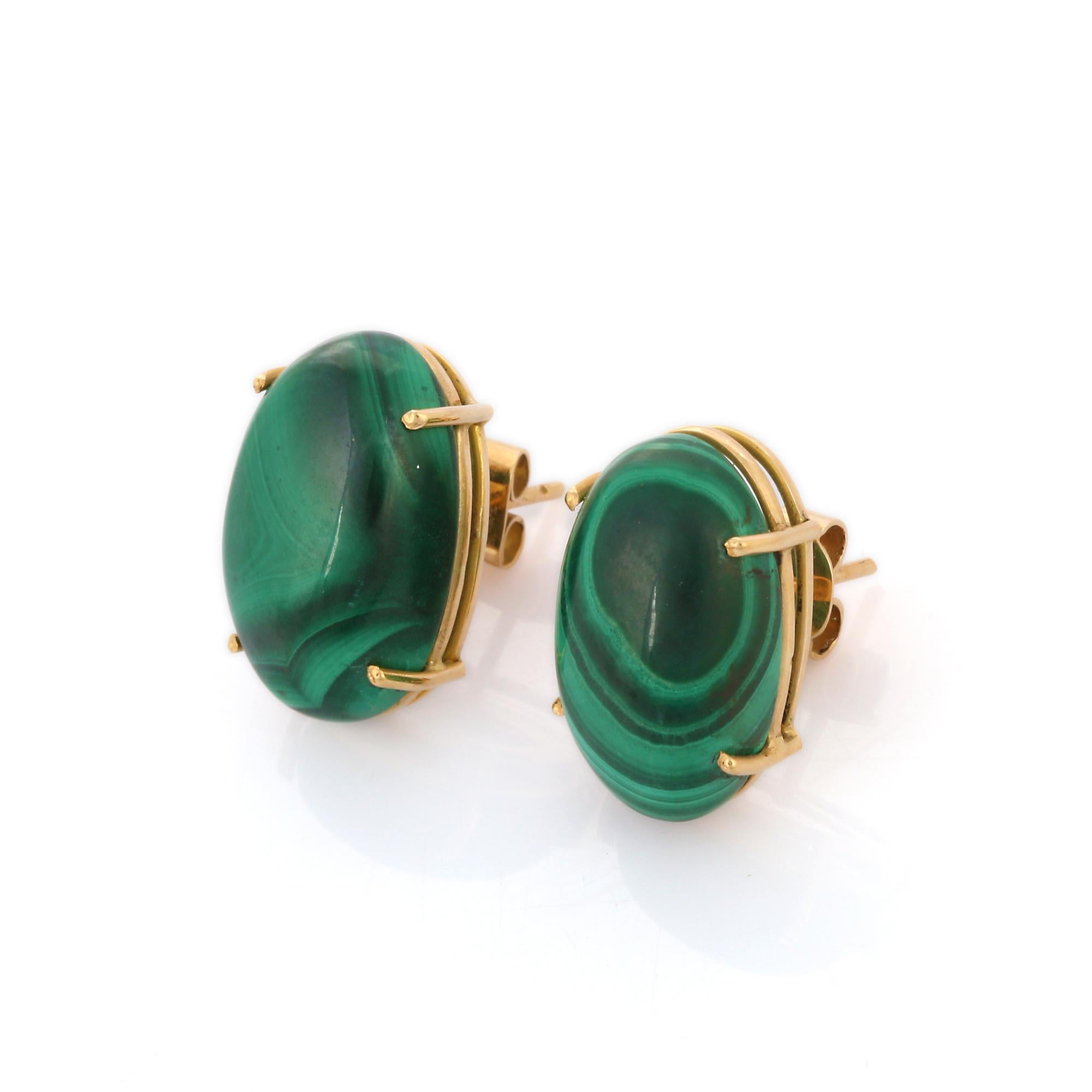 Taille ovale Clous d'oreilles solitaires en or jaune 18 carats avec malachite elliptique en vente