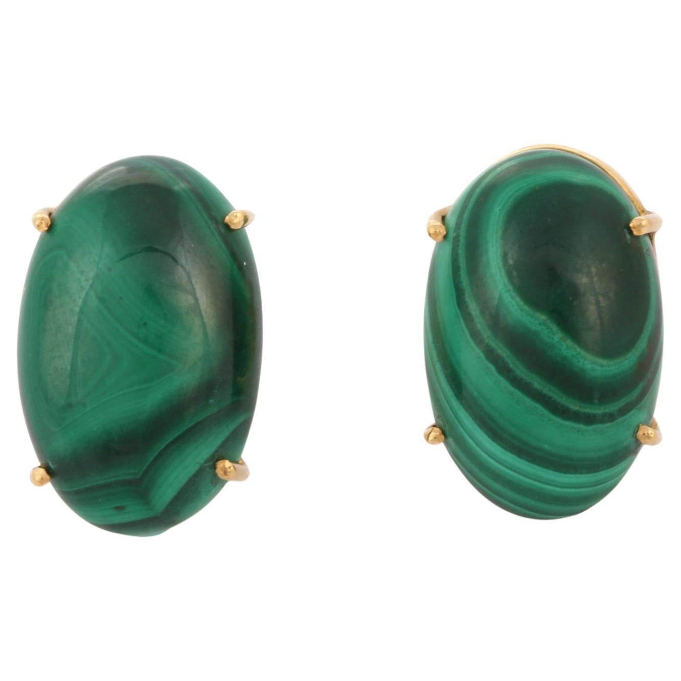 Clous d'oreilles solitaires en or jaune 18 carats avec malachite elliptique en vente