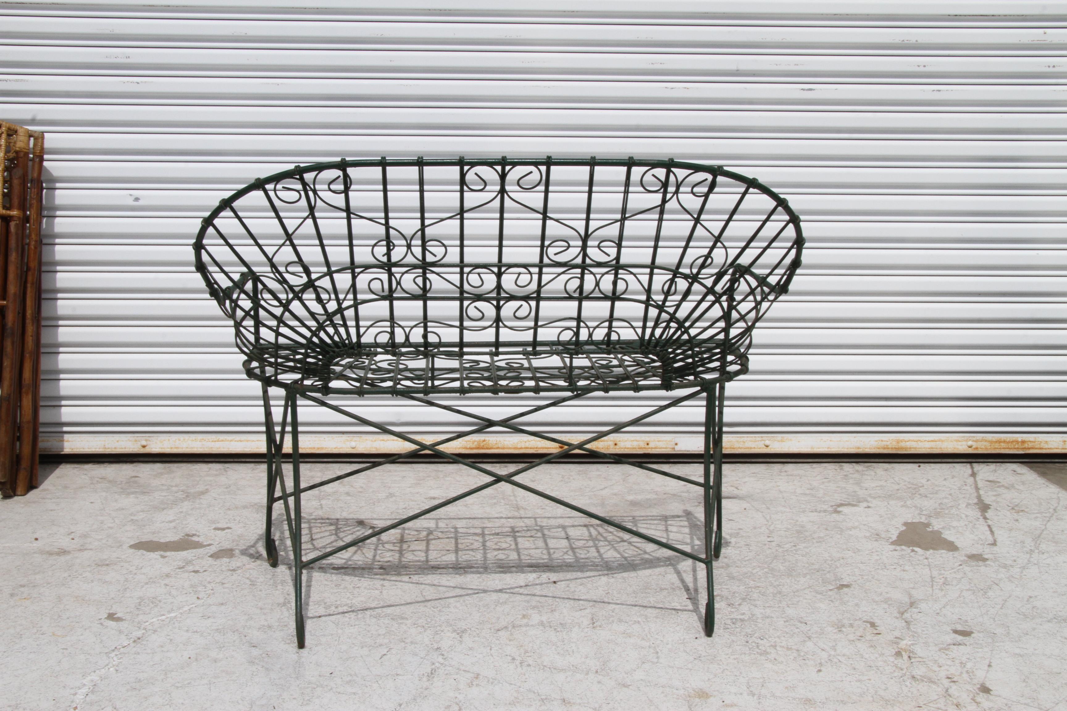 English Country Style Wire Outdoor Settee In Good Condition For Sale In Pasadena, TX